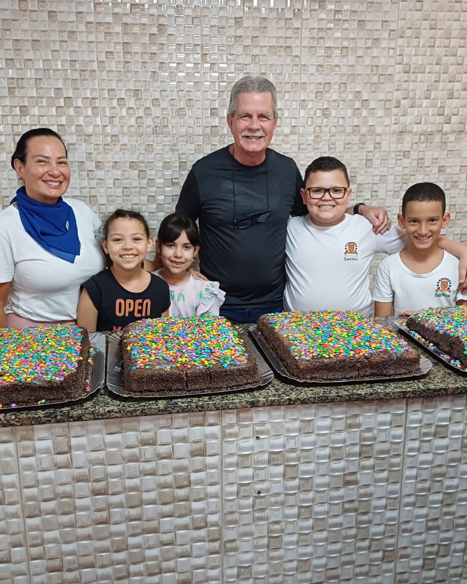 🎂✨ Uma manhã doce e cheia de amor! ✨💖
Hoje foi uma manhã mais que especial para nossas crianças! 🌈🥰
Elas saborearam um delicioso bolo de festa, recheado e confeitado com muito carinho, porque elas merecem sempre o que há de melhor! 💕
Nosso sincero agradecimento à Sra. Solange Gardona de Paula membro da Frafen Hiram Abif pela linda iniciativa, juntamente com Antônio Marco de Souza – Ruma do Brasil Distribuidora de Café LTDA, por proporcionarem esse momento tão especial e cheio de doçura. 🍰💫
Nosso presidente Sr. Branco e de toda diretoria do Educandário Santista, expressa nossa profunda gratidão por esse gesto generoso de carinho, solidariedade e por adoçar o dia das nossas crianças com tanto amor. 💙
Cada sorriso das nossas crianças é o reflexo do amor que recebemos! 🌟👧🧒.
#gratidãosempre #solidariedade #educandariosantista #infanciafeliz #amorquetransforma #gestosqueencantam #fazendoobem