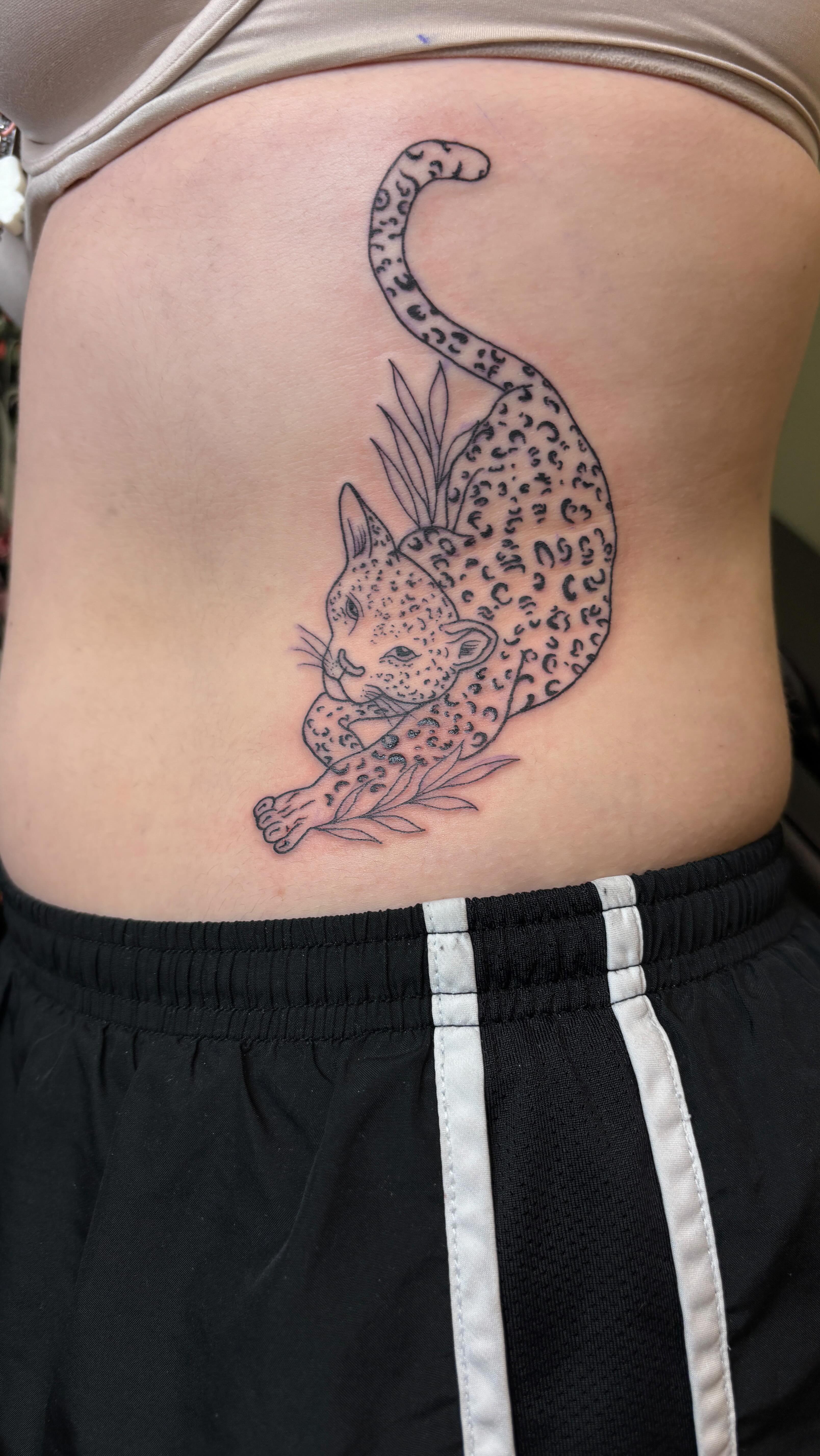 Fall is coming!!! Come get cozy with me and my pumpkin candle while I tattoo you ☺️
#sanantoniotattooartist #femaletattooartist #customtattoo #floraltattoo #colortattoo #finelinetattoo