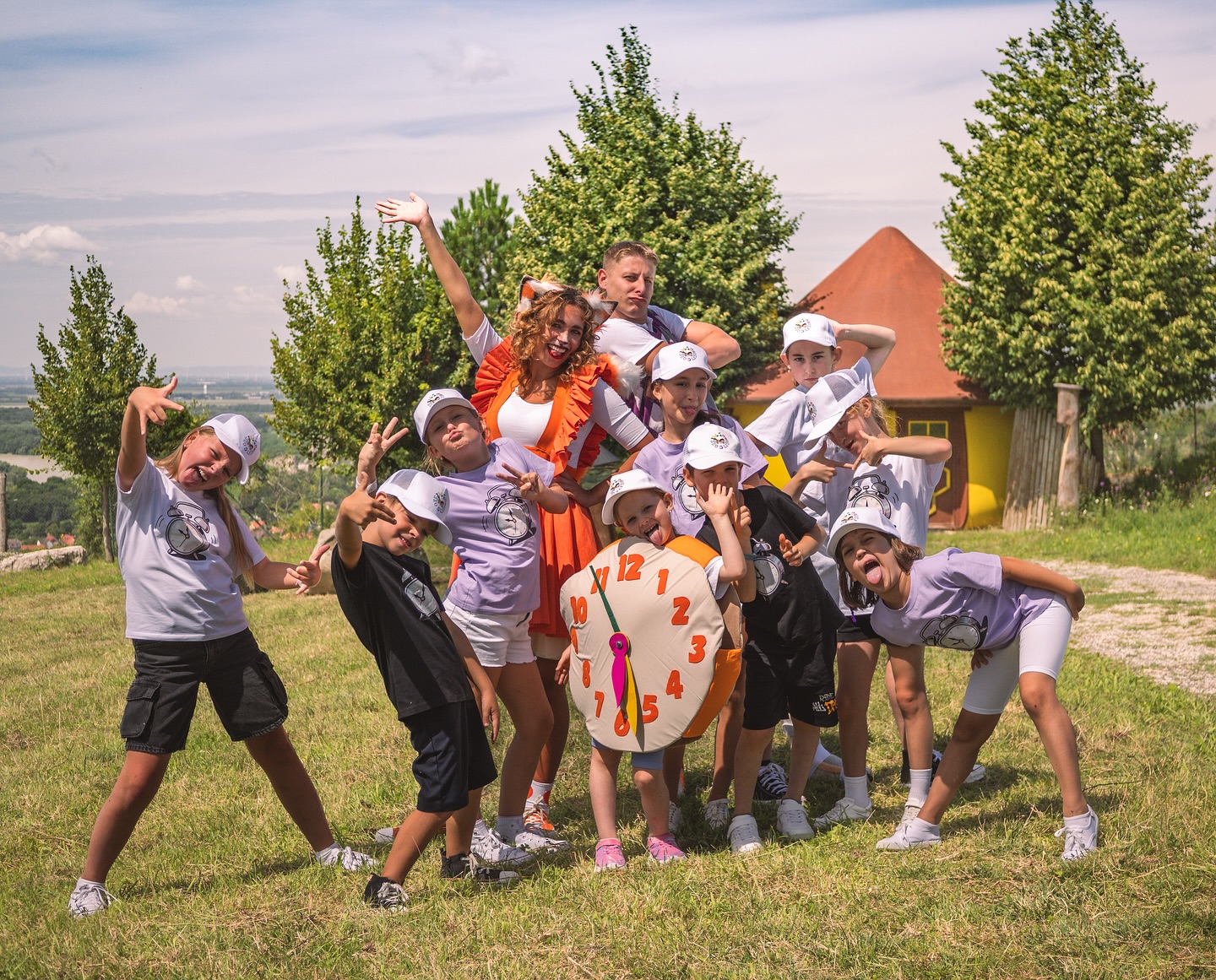 Kto uhádne, o čom bude naša nová pesnička? 😀 Pripravili sme ju opäť spolu s talentovanými deťmi z @muzikalova.akademia_rds 🔥📸
Natáčali sme ju ešte koncom leta, aktuálne sa “varí” v strižni, kde náš skvelý @__marsl__ čaruje, aby vám priniesol ten najkrajší videoklip! 😍
Mimochodom, práve dnes má náš Miško operáciu nohy, ktorú mal počas natáčania čerstvo zranenú. (pozri poslednú fotku) 🙏 Myslíme naňho a prajeme mu rýchle zotavenie! 🙏❤️
#novinka #comingsoon #miskosliskou #pesnicka #predeti #pripravujeme #shooting #deti