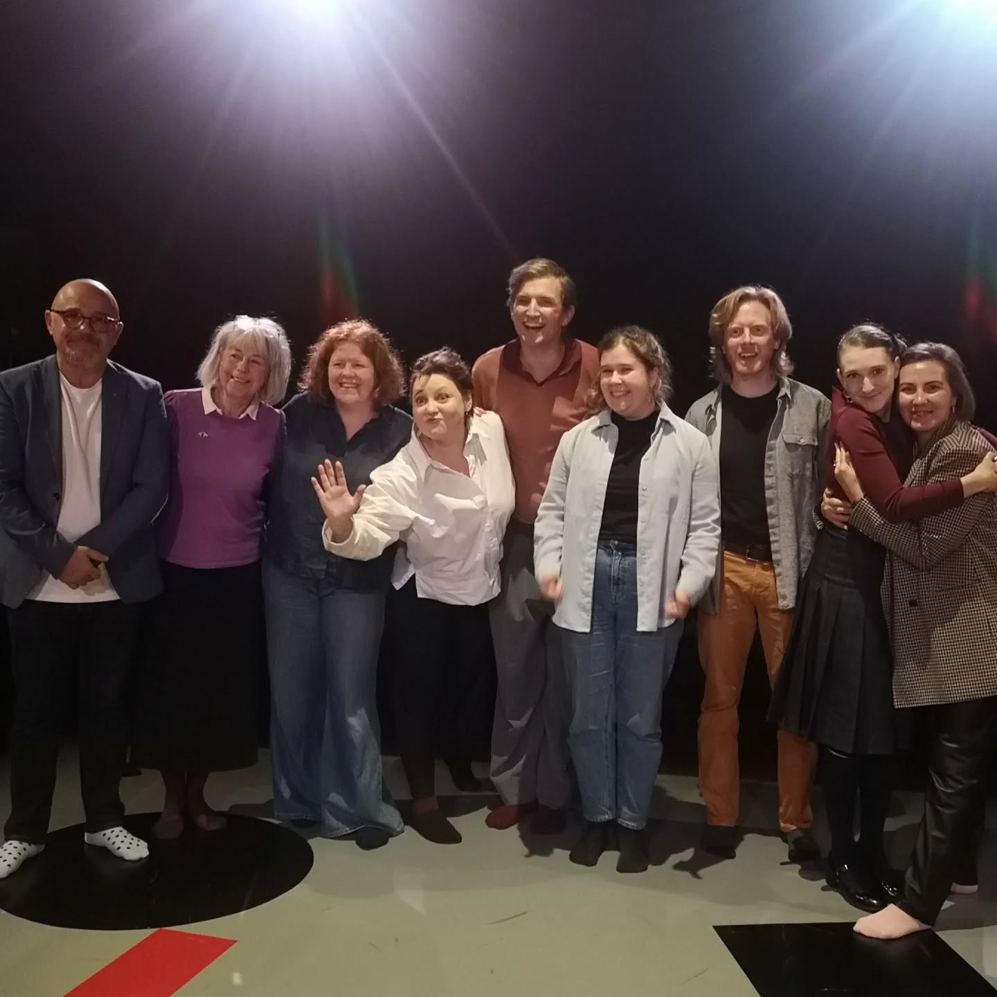 Tack till publiken som igår kom och såg föreställngen Sanningsland av @motusdansteater på @teatermartinmutter i Örebro!
Projektet är samproducerat av Smart genom ett kommunikationsstöd från @eukommissionen. ✨
Efter föreställningen igår följde samtal med representanter från civilsamhället: Murad Artin från Ukrainagruppen Örebro och Kersti Freed Klevmar från Svenska Freds lokalgrupp Örebro. De reflekterade tillsammans med konstnärligt team och publik över föreställningens tema desinformation och propaganda, och hur tematiken kan kopplas till det lokala arbetet i respektive organisation samt till demokratipricesser.