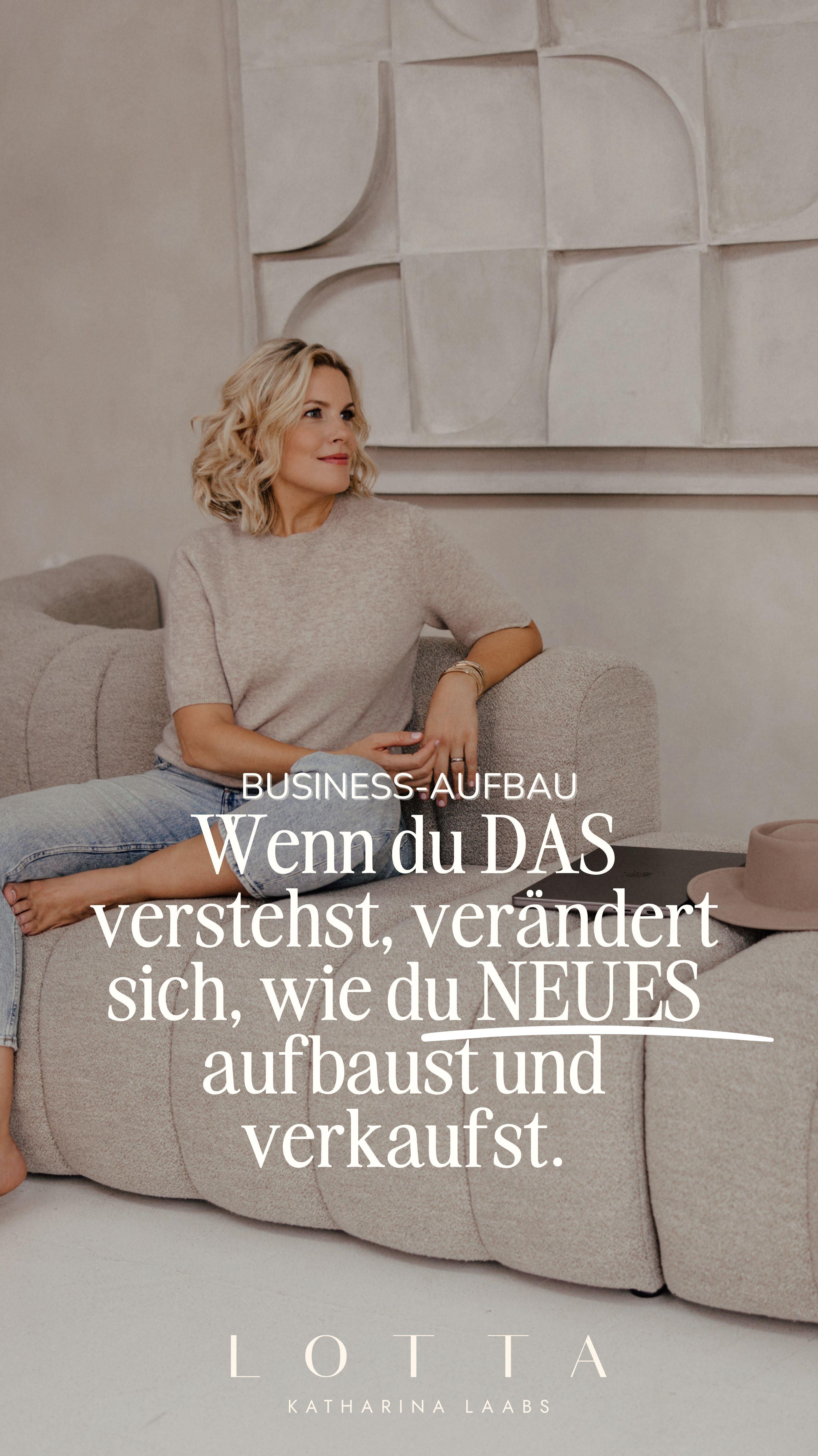 In den letzten Jahren durfte ich so viele Menschen auf ihrem Weg in die Selbstständigkeit und beim Business-Aufbau begleiten – und eines habe ich immer wieder gesehen:
Viele starten mit dem Was – dem Produkt, der Idee, der Website.
Aber vergessen das Wer und das Warum.
Für mich sind genau diese beiden Elemente die Basis von allem.
Das Wer – also du, mit deiner Geschichte, deiner Energie, deiner Einzigartigkeit.
Und das Warum – der Kern deiner Motivation, dein innerer Antrieb, dein Beitrag.
Erst wenn du das klar hast, kann sich alles andere – Zielgruppe, Angebot, Strategie – wirklich stimmig entfalten.
Im Yoga erinnert mich das Jnana-Mudra (Daumen und Zeigefinger berühren sich, die drei anderen Finger zeigen nach außen) immer wieder daran, mich auf diese fünf Elemente zu besinnen:
💫Wer
💫Warum
💫Was
💫Wie
💫Für wen
So können wir am besten etwas Neues in die Welt bringen, was Menschen berührt und einen Unterschied macht.
Wenn du spürst, dass du dir genau dafür Begleitung wünschst – um dein Wer und dein Warum neu zu definieren und daraus mit Klarheit und Freude aufzubauen – dann melde dich gern für ein 1:1 Business Mentoring oder einen High Energy Day, wo wir ein kraftvolles Fotoshooting mit Mentoring & Coachings verbinden.
Shine your light & go after amazing!
Deine Lotta
✨✨✨✨✨✨✨✨✨
#sichtbarkeit #businessmentor #soulbusiness #hamburg #personalbranding #neustart #businessfotos #potenzialentfaltung #webdesign #businesscoach