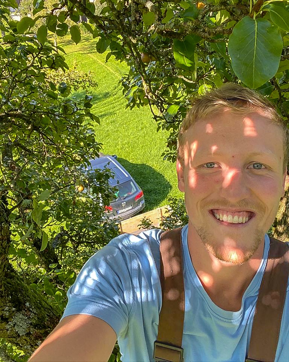 🍏 Heuer hamma leider koanan Apfelsaft…
Manchmal folgt die Natur ihrem ganz eigenen Gesetz – und wir können nix anders, als zuz’schau’n. Dieses Jahr liefs auf unseren Samerberger Streuobstwiesen leider net so guat. 🌳❄️Ein später Frost im Frühjahr hat die zarten Blüten erwischt – und ohne Blüte gibt’s am End halt koan Apfel.
Als Landwirt lernst du schnell: Du kannst noch so vui Herzblut eini stecken – aber am Ende red’t immer a bisserl die Natur mit. 🌱 Mal beschenkt’s di reich, mal lässt sie dich im schlimmsten Fall mit leeren Händen dasteh’n.
Für uns heißt das heuer: keinen frischen Samerberger Apfelsaft im Shop. 🍎🧃🚫
Unser Trost: Die Bäume gönnen sich jetzt a Pause 🌳💤 – und hoffentlich bringt die Ernte nächstest Jahr wieder volle Körbe. Dafür hat’s mit der Heuernte umso besser hing’haut, und des freut uns umso mehr! ✨💚
Herzliche Grüße von Johannes und vom Samerberger Heustadl-Team 👋🌿
___________________________________
#samerbergerheustadl #samerbergerwiesenheu #chiemgau #artgerechtekaninchenhaltung #artgerechtemeerschweinchenhaltung #wiesenheu #artgerechtefütterung #kaninchenleben #kaninchenliebe #happybunny #kaninchenglück #kleintiere #tierliebe #kaninchengesundheit #meerschweinchengesundheit #kaninchenpflege #meerschweinchenpflege #kaninchenliebe #meerschweinchenliebe #kleintiergesundheit #kaninchenfutter #meerschweinchenfutter #streuobstwiesen #streuobst #apfelernte #apfelsaft