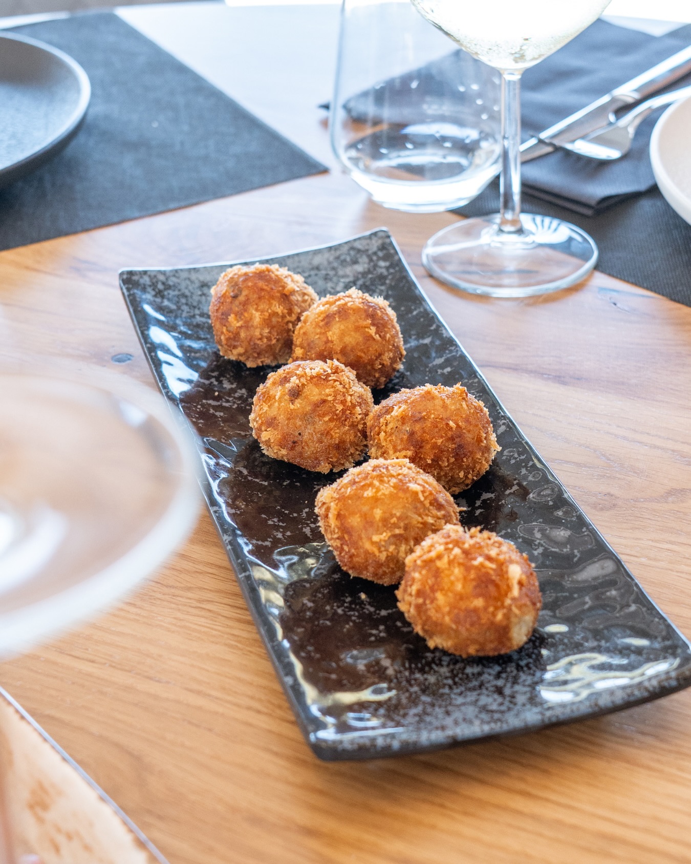 Croquetas de chuleta 🥩✨
Cremosas por dentro y crujientes por fuera, nuestras croquetas de chuleta son pura tentación. El sabor intenso de la carne se funde en una bechamel suave que se convierte en un bocado irresistible.
¿Te las vas a perder?
📍 Port d’Aiguadolç, Sitges
📲 A través de nuestro teléfono 936 001 332 o en nuestra web
#restaurante #OlaveSitges #SaboresDelPuerto #restaurantemediterraneo #olave #sitges #portsitges #restaurantesitges #menuarroz #arroces #mariscos #pescadosfrescos #carnes #sabormediterraneo #tapas #gastronomia #food#restaurantesenbarcelona #mediterraneancuisine #portdaiguadolç #foodiesbarcelona