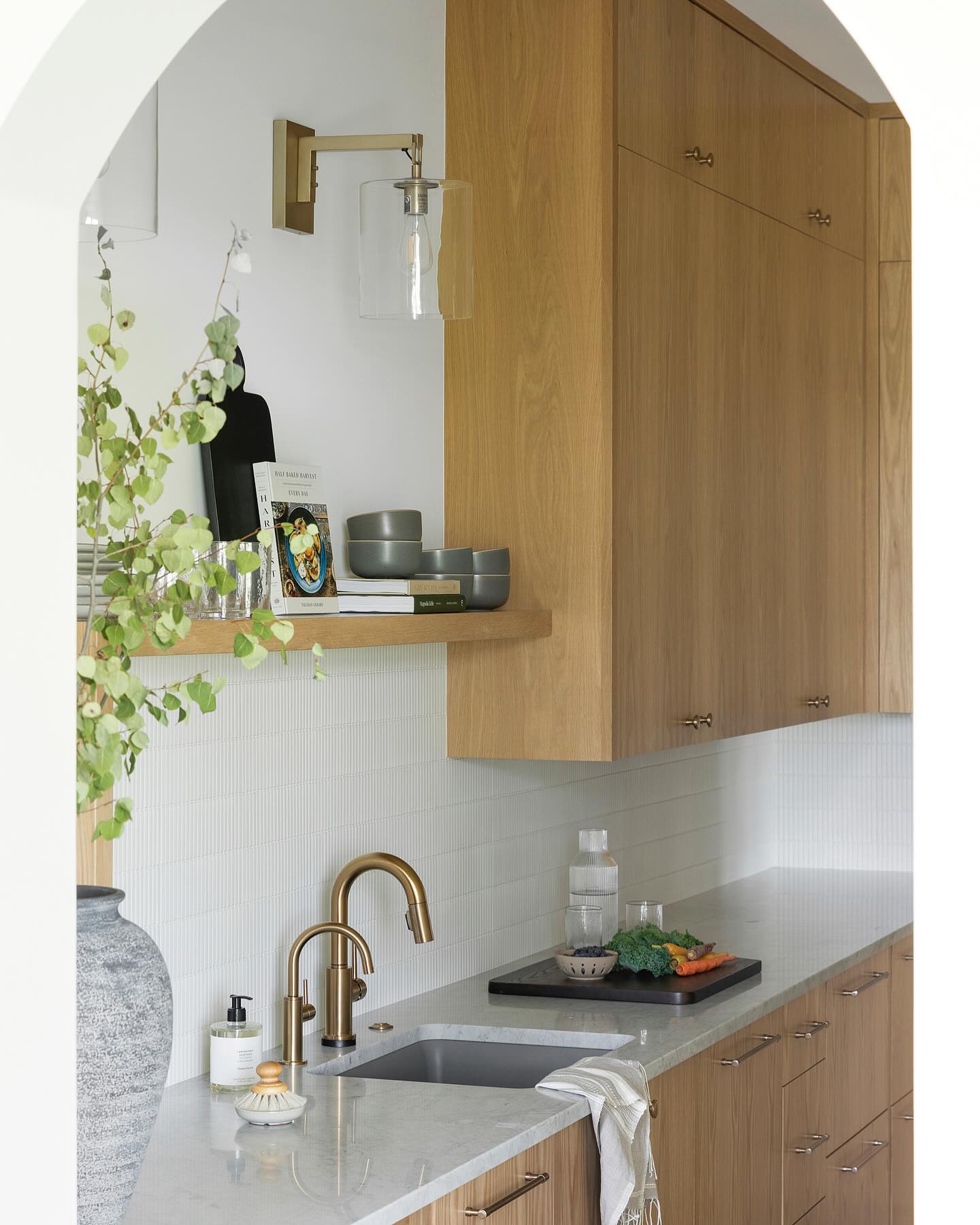 A well appointed bulter’s pantry keeps the prep tucked away, so your gatherings stay polished, no matter what’s behind the scenes. #projectmodernbrickhouse
Build: @divinecustomhomes
Design: Haven Design Collective
Photography: @spacecrafting_photography