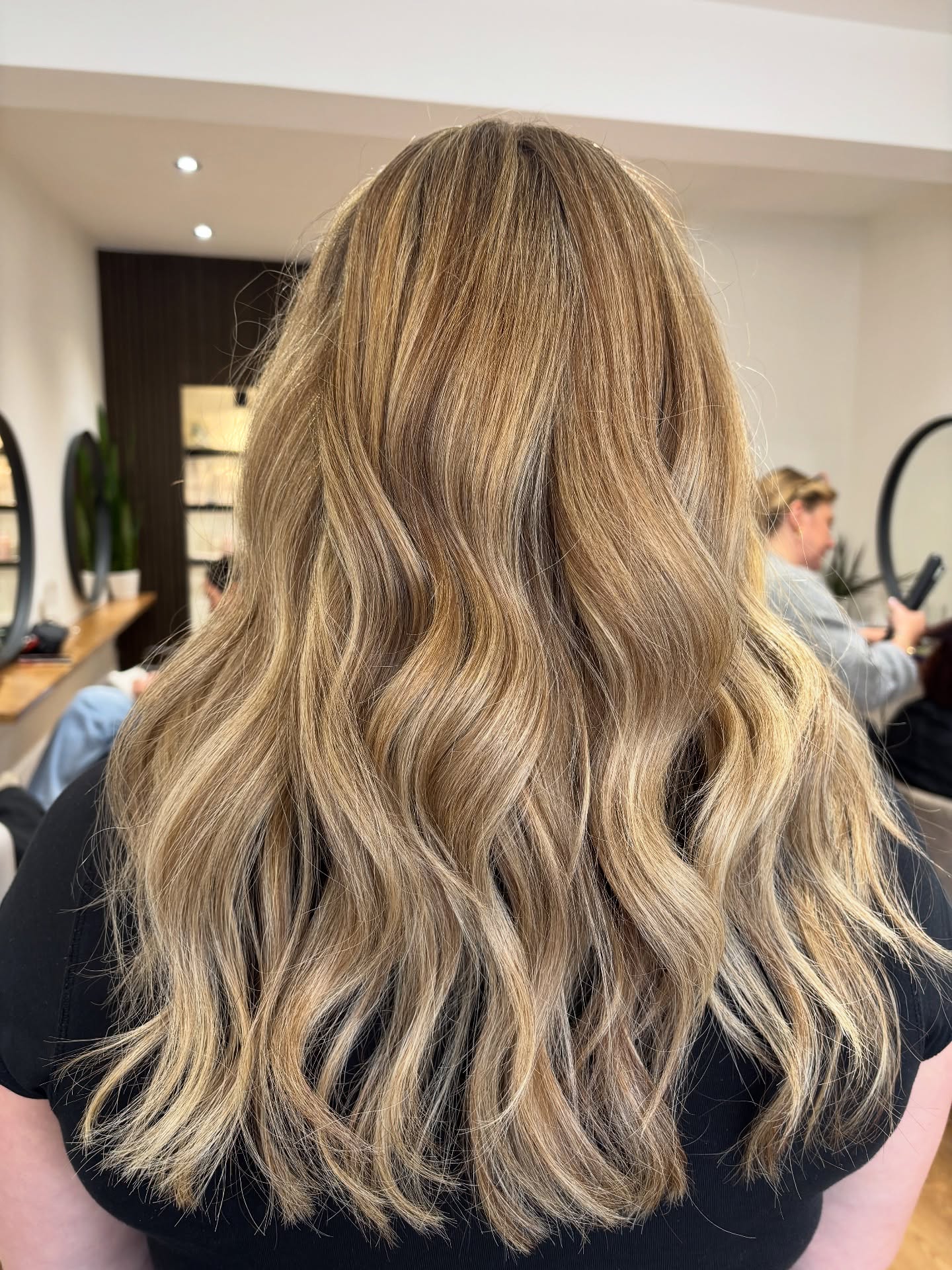 Goal- tone down the blonde, break up the “block” feel and overall make it feel more of a natural warmer blonde
✅✅✅✅
These results are stunning and complimented the clients skin tone beautifully.
Are you ready to change to your winter blonde? Drop us a message to book a free consultation
Colour by Kasey