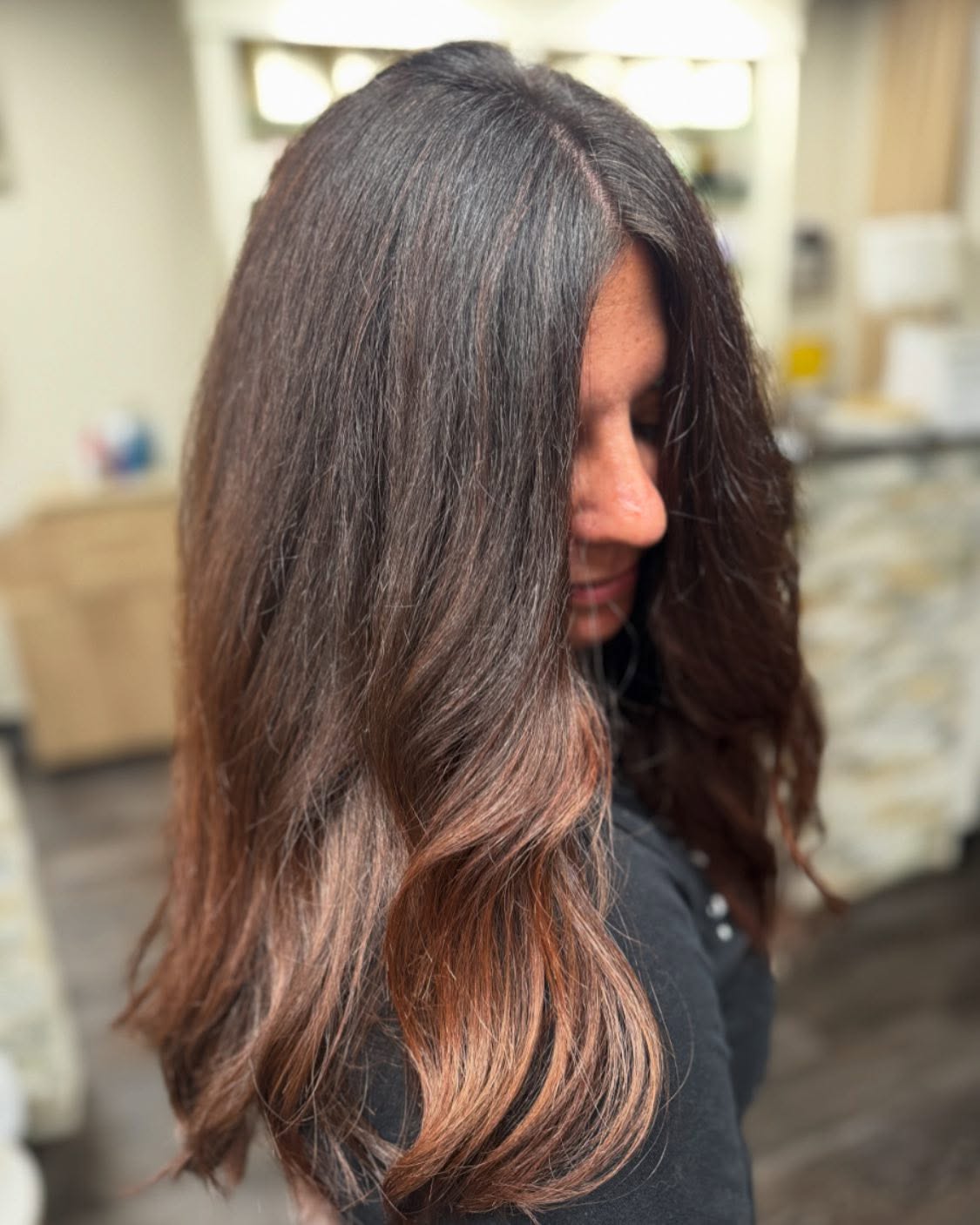 Soft shine, rich tones, and a whole lot of fall magic. 🍁
All-over color + a silky blowout = the ultimate seasonal reset.
💇🏻♀️ @ksp_hair
📸 @hairbykatiemosch
💛 @emdelaney8 you look amazing!