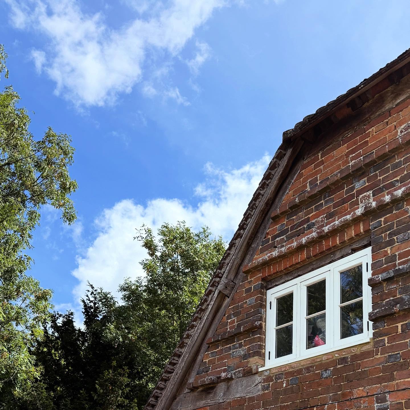 Autumn feels like the season where buildings truly show their character — the damp walls, the shifting light, the way the smell of rain draws out the age of stone. And then a day like today, when the sun appears, reminds us that weather brings contrast — light after rain, warmth after stillness. Houses live, breathe, and change — just like we do.
#architecturewithsoul #listedbuilding #cotswolds #autumnlight #heritagearchitecture #kimberleyarchitecture