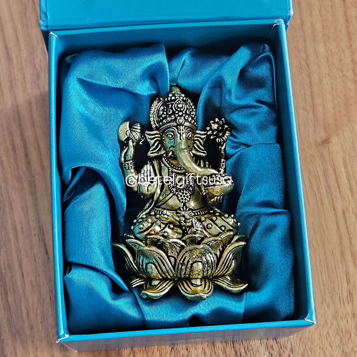 Beautiful Ganesha idol for gifting!!
DM for more details!!
#returngift #giftset