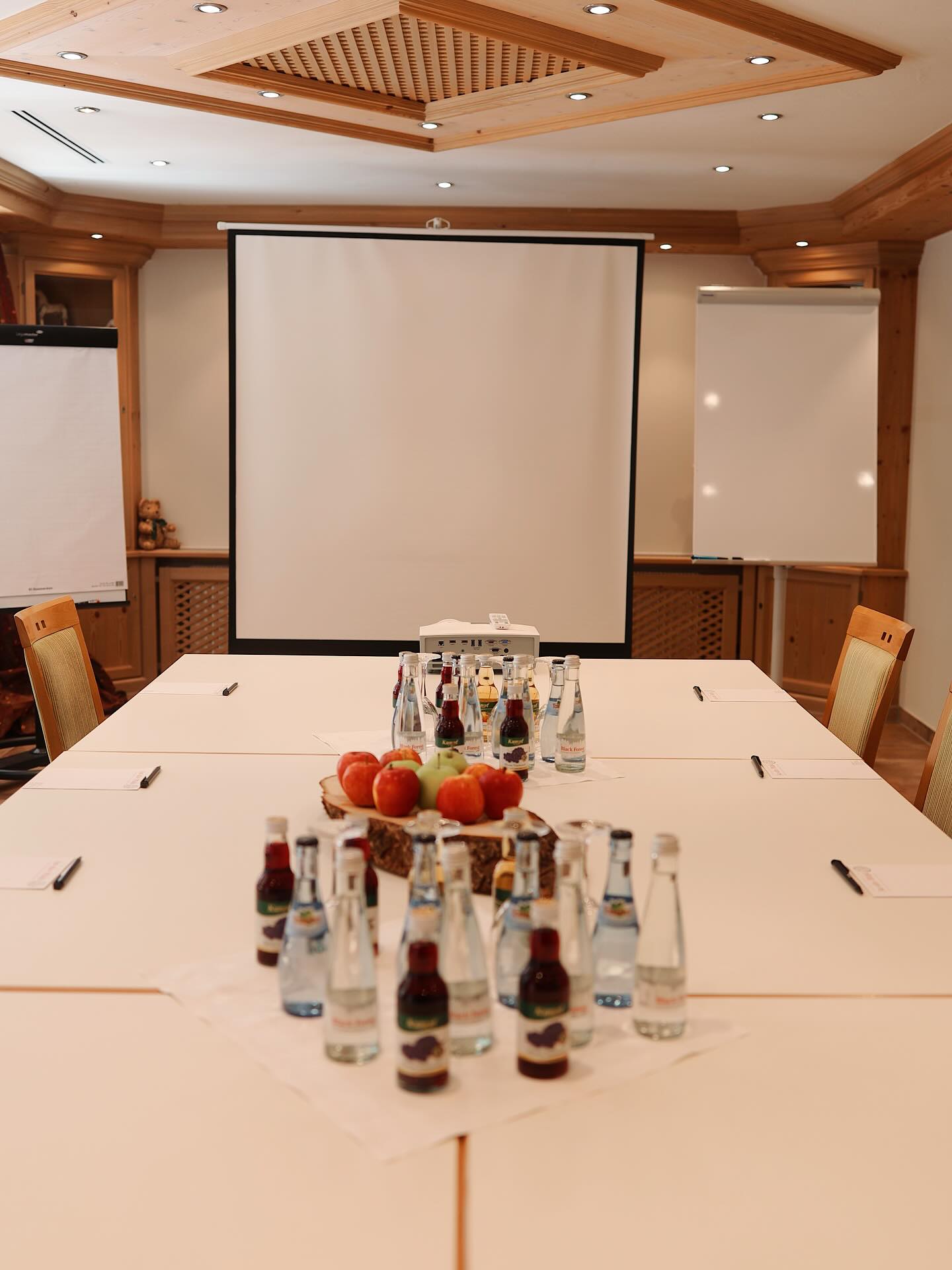 🎯 Ihr perfekter Tagungsort wartet auf Sie!
Moderne Technik trifft auf elegantes Ambiente – unser lichtdurchfluteter Tagungsraum bietet alles für erfolgreiche Meetings und Veranstaltungen:
✨ Hochwertige Präsentationstechnik
✨ Stilvolles Design mit edlen Holzelementen
✨ Professionelle Ausstattung für jeden Anlass
🍽️ Kulinarik, die begeistert!
Damit Ihre Tagung rundum perfekt wird, verwöhnen wir Sie mit:
• Frischen Kaffeepausen mit hausgemachten Snacks
• Vitalen Obstplatten & gesunden Erfrischungen
• Exquisiten Lunch-Menüs aus unserer Küche
• Individuell zusammengestellten Catering-Paketen
🌲 Schwarzwald-Atmosphäre für klare Gedanken
Tanken Sie neue Energie in der frischen Schwarzwaldluft! Nutzen Sie die Pausen für inspirierende Spaziergänge in herrlicher Natur oder verlängern Sie Ihre Tagung zu einem mehrtägigen Retreat. Die einzigartige Kombination aus produktivem Arbeiten und erholsamer Umgebung macht Ihr Event zu einem besonderen Erlebnis.
Ideal auch für Team-Building-Events, Klausurtagungen und mehrtägige Seminare!
📞 Fragen Sie jetzt Ihren Wunschtermin direkt bei uns an und lassen Sie sich Ihr individuelles Angebot erstellen!
#Tagungsraum #BusinessMeeting #Schwarzwald #Konferenzraum #Seminare #TagungImSchwarzwald #BusinessCatering #Klausurtagung #TeamBuilding #TagungsHotel #SchwarzwaldHotel #Seminarraum #EventImGrünen