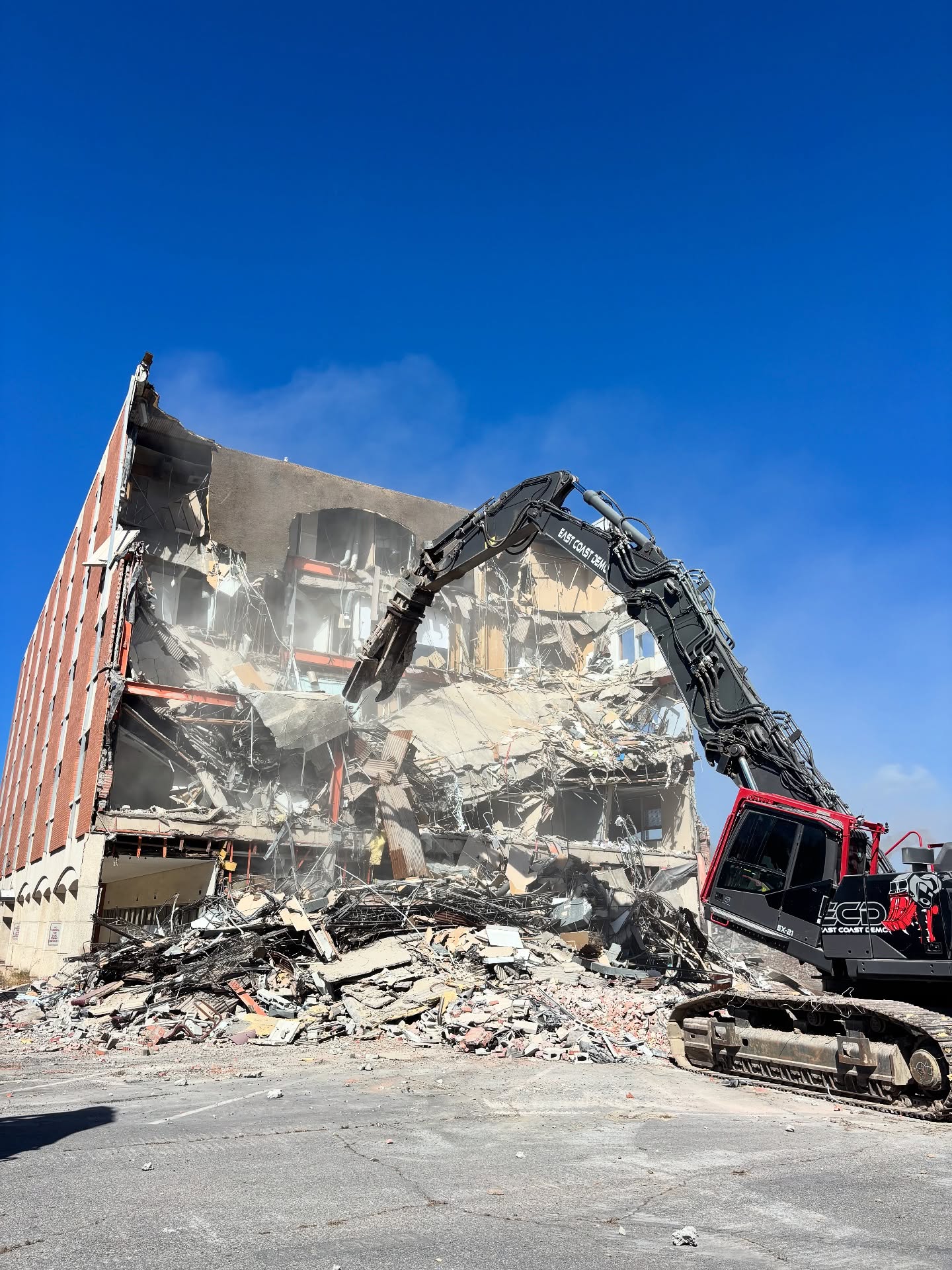 Dual attack on this 5 story structure at our DePaul Project and MRI room. These are the last remaining structures on site!
-
EC480HR with extension is tackling the 5 story structure.
-
EC500SB is hammering on the MRI equipment room with 3’ thick walls!