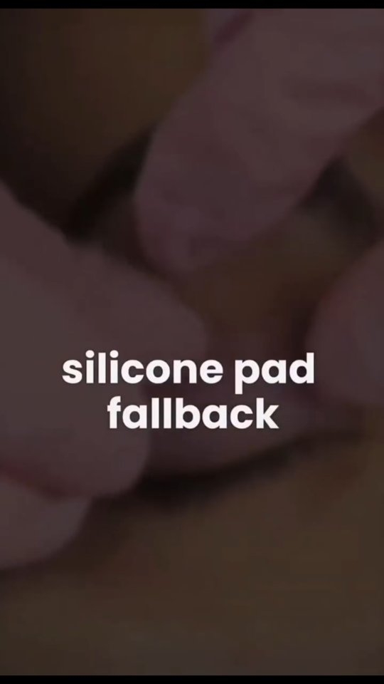 Lash Lift tip:
Hvis silikonepuden glider lidt ned over vipperne, presser den vipperne ned fra roden i stedet for at løfte dem, og resultatet bliver ikke optimalt.
Løft derfor øjenlåget let med tape, så puden sidder korrekt, og du får et rent og præcist løft.
Små justeringer kan gøre en stor forskel. ✨✨✨