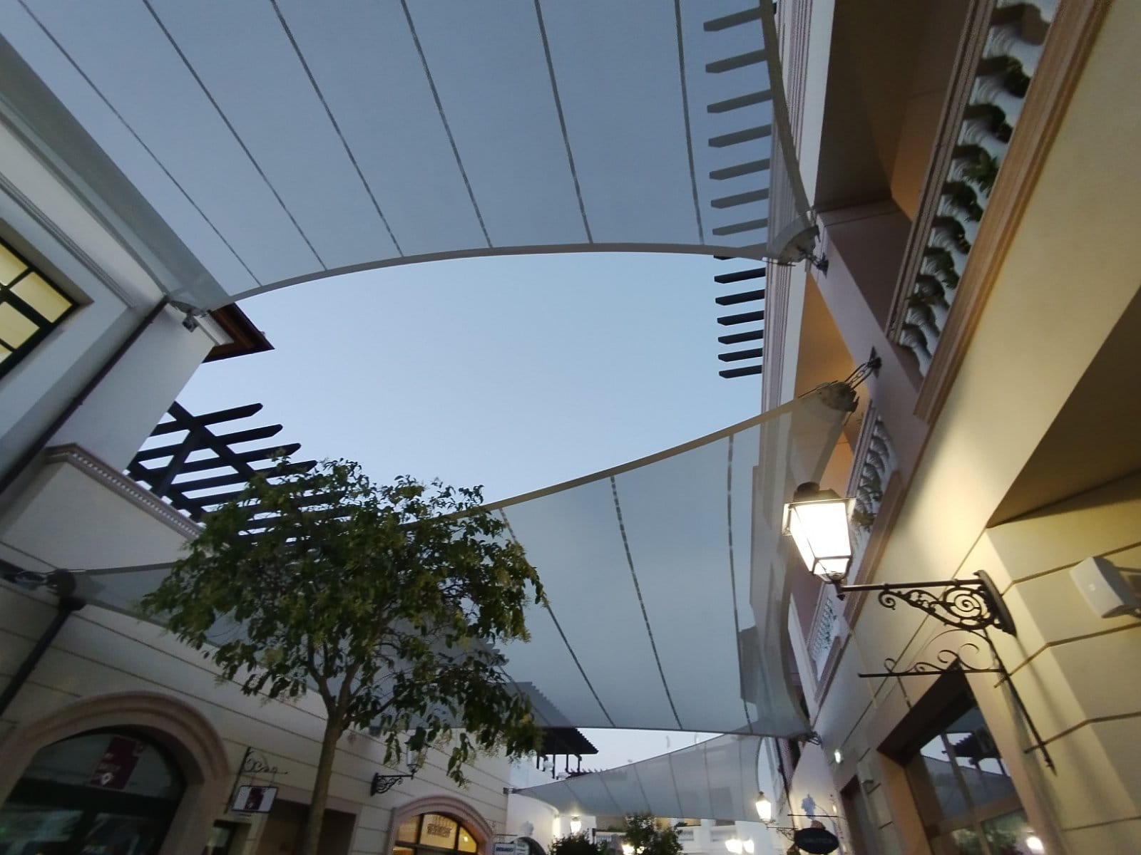 AVM SOKAK ORTU; YUNANİSTAN
SHOPPING MALL STREET CANOPY; GREECE
( Gölgemizdesin 🥰 - Under our Shade 🥰 ) #autopark #shading #asmagermemembran #tensilefabric #tekstilmimarisi #textilearchitecture #mimaritekstil #hibritsistemçözümü #hybridsystemsolution #tasarımvemühendislik #designandengineering #imalatveuygulama #manufacturingandapplication #hightechtensilefabric #meshcephe #meshfacade #carpark #hotel #tensile #fabric #canopy #HTTF #sporyapıları #sportfacilities