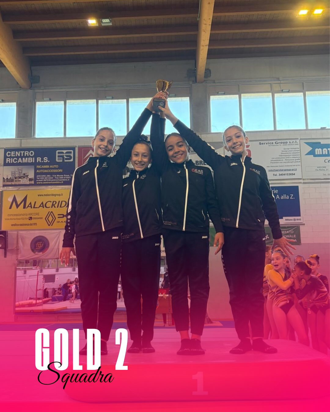 ✨ Weekend di grandi emozioni ad Arcore! ✨
🏆 Gold 2 – Sveva, Federica, Sabrina e Valentina – gara perfetta e vittoria strepitosa! Super orgoglio per tutte e quattro!
🥉 Gold 3A – Adele, Mariagrazia, Amelie, Sara e Guendalina – meraviglioso 3º posto alla loro prima gara Gold! Squadra giovanissima (2015/16 e due 2017) che ci ha fatto emozionare.
💪 Gold 3B – Nicole, Maya, Allegra e Gloria – ottimo 14º posto con gara pulita e senza errori. Obiettivo: migliorare prova dopo prova!
💖 L’estate di lavoro ha dato i suoi frutti: siamo super orgogliose di tutte le nostre ginnaste!
#GeasGinnastica #WeekendDiGare #OrgoglioGeas #GoldTeam #forzaragazze
