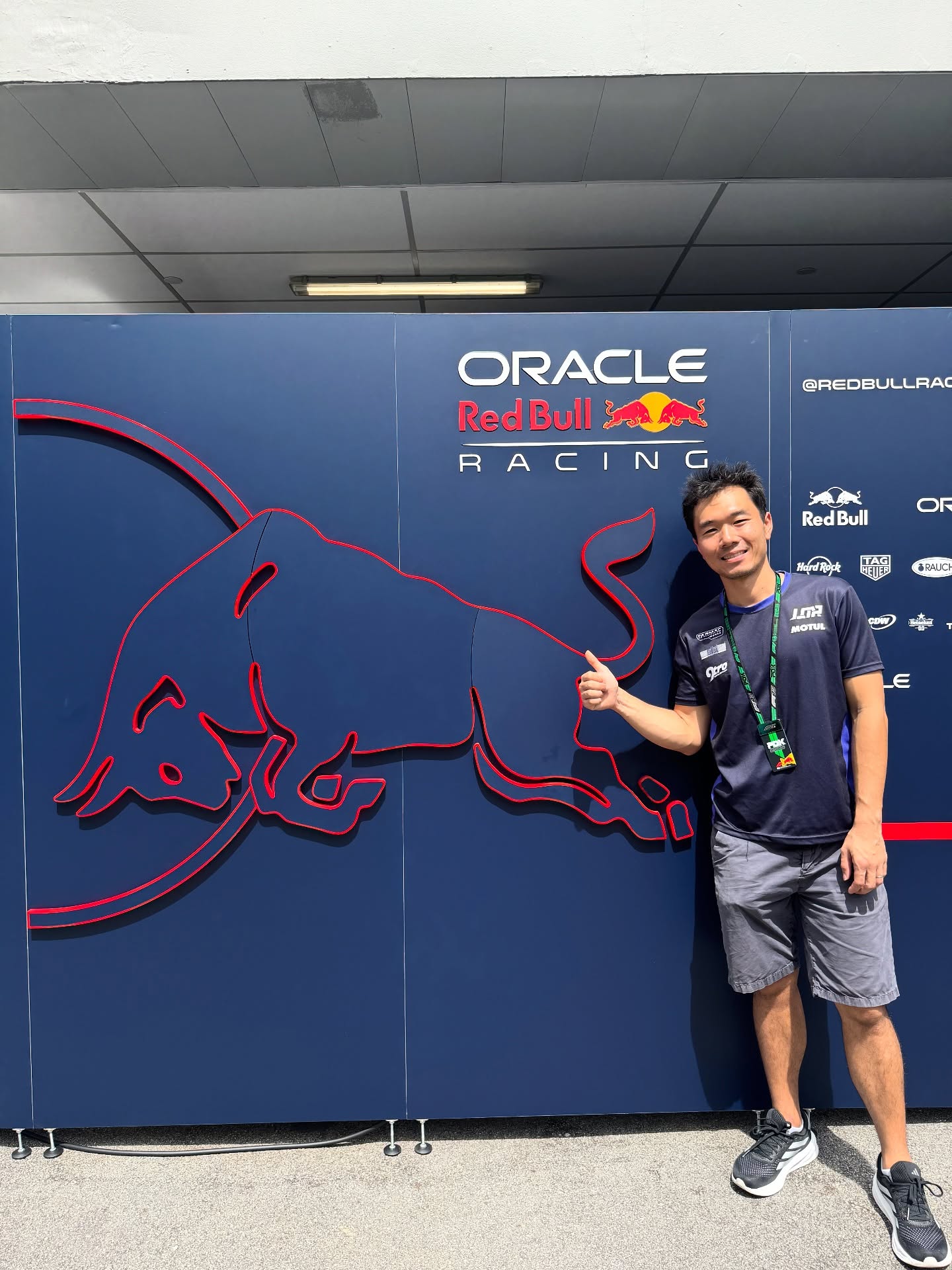 Thank you @redbullsg and @saifulrxza for the garage tour! Always great to see what goes on behind the scenes of a F1 team.
Good luck also @yukitsunoda0511 ! Hope you do well and make Asians proud💪
@benwhoah waiting for you to come by for sim session now😂
#redbullsg #f1