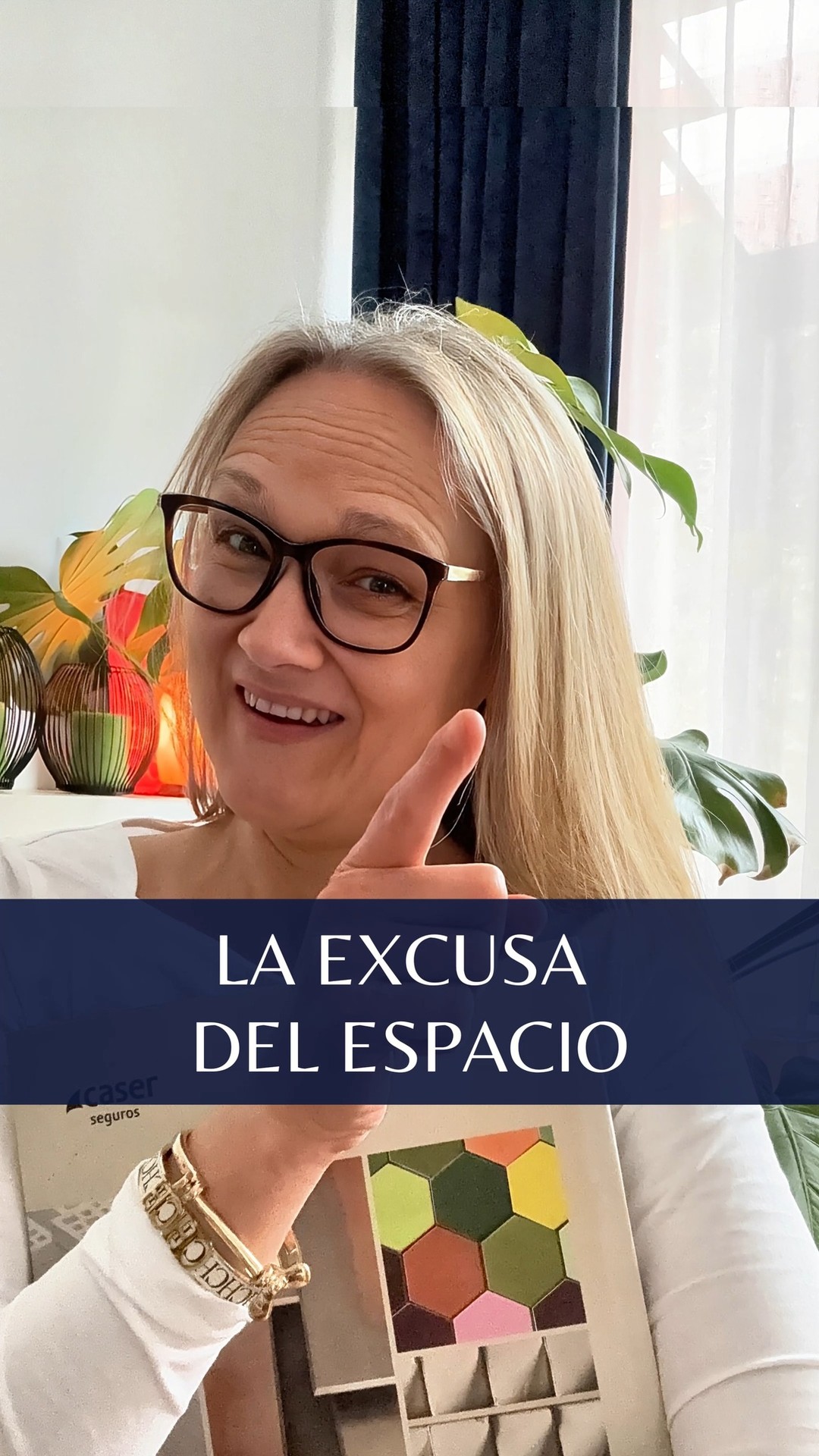 El mayor mito sobre el desorden.
Vives rodeada de desorden. Bien.
¿Crees que tu problema es el espacio? 🤔
Muchas veces decimos: “Es que mi casa es muy pequeña, no hay donde guardar, por eso está todo así”, peeero… ¿y si el problema no es el espacio? 🤔
Te aseguro que puedes tener una casa pequeña y sentirte ligera, o una casa grande y sentirte atrapada por ella y todos sus objetos acumulados desordenados 🤔.
Lo que marca la diferencia no es el tamaño de la casa🏡 , sino la cantidad de objetos que CARGAS contigo😔 .
Si estás luchando por conseguir orden y te has dicho alguna vez que el problema es el espacio, escribe la palabra "BARRERA" 🙋♀️ y te hago llegar un video con las barreras 🚧 que te estás poniendo para conseguirlo. Te aseguro que hay otra forma de verlo.
#tresinteriores #LibérateDelDesorden #DesapegoConsciente #SoltarParaCrecer #AdiósAcumulación #VivirSinDesorden #PsicologíaDelOrden #CreenciasQueAtrasan #CambioDeMirada #BloqueosYDesorden #MenteOrdenadaVidaOrdenada #OrdenYBienestar #MujeresQueTransforman
#ReinventaTuVida #AdiósAcumulación #ViviendoLigera #CrecimientoPersonalMujer