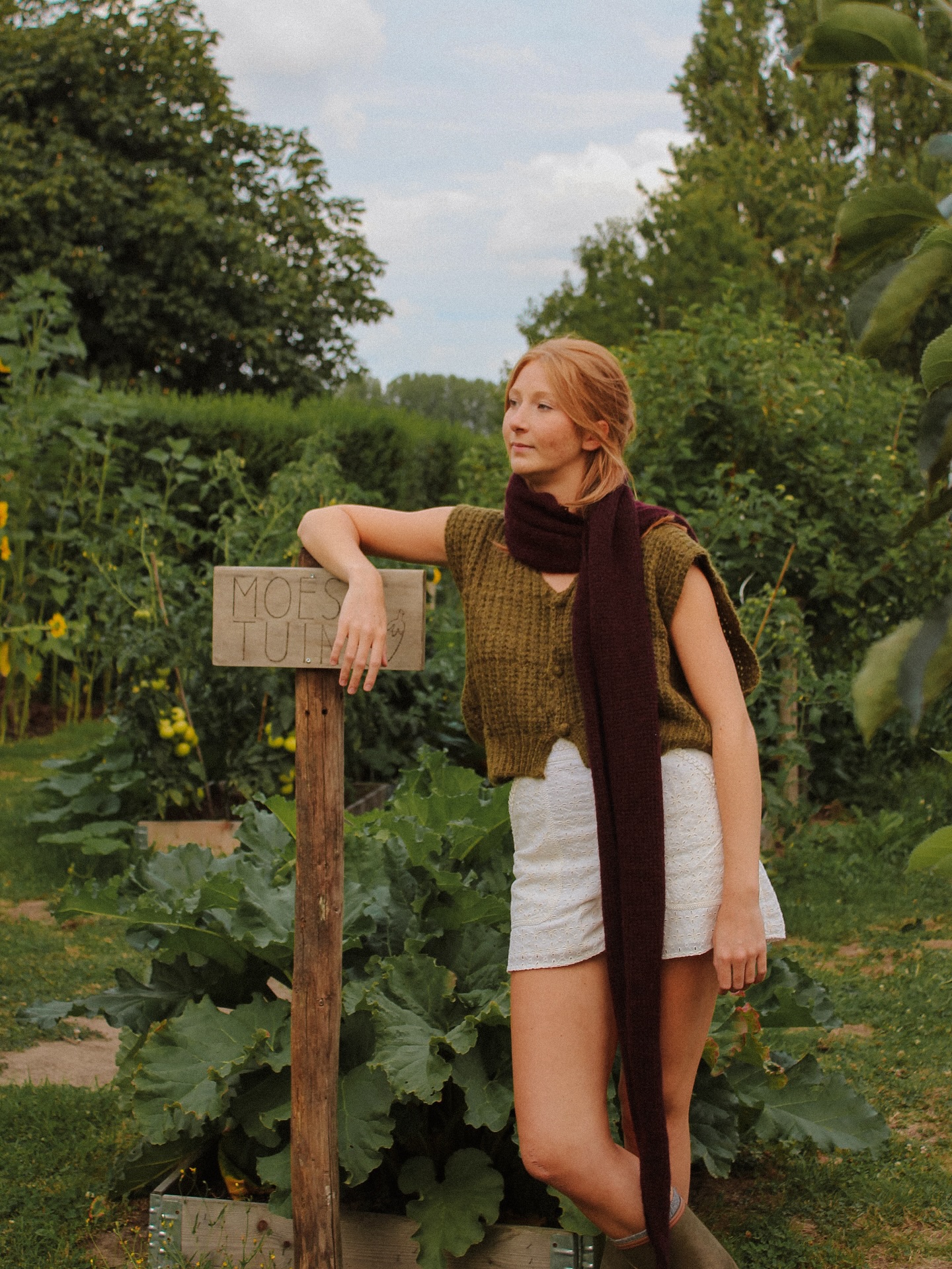 Soft. Simple. Perfect 🤎
We love our Sylvia V shaped alpaca scarf.
#alpacawool #autumnstyle #falloutfitideas #fallfits #autumfashion #alpacaknitwear #knitwear #knitweardesigner #knit