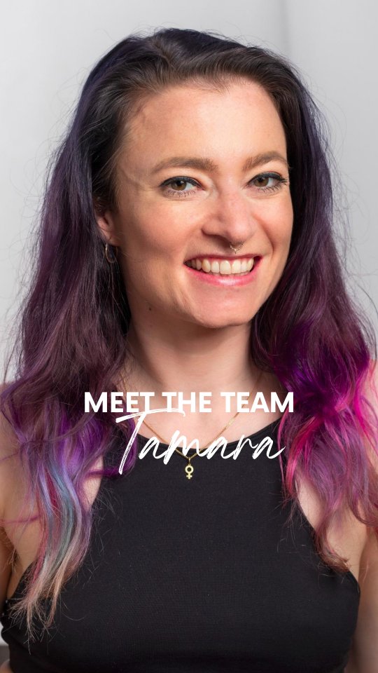 🎥 Lerne Tamara kennen – deine SPIN-UP Trainerin ✨
Seit fünf Jahren macht sie Pole Dance, seit zwei Jahren unterrichtet sie.
Für sie ist das Schönste, wenn Schüler:innen eine Combo meistern, sich im Spiegel sehen und sich selbst dabei schön finden, ein Gefühl, das im Alltag oft verloren geht.
Pole ist für Tamara Sport, Kreativität, Freundschaft und vor allem ein Safe Space.💖
#spinuplife #poledanceschweiz #poledance #polefitness #polecommunity #poledancestudio #bern #köniz #polesafespace #poledanceart #poledancelife