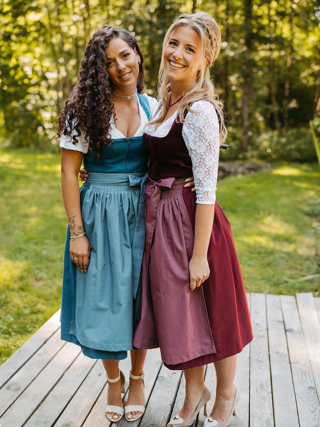 Wenn Freundschaft auf Tracht trifft:
Cord in Petrol, Samt in Beere – zwei Looks, die schöner kaum harmonieren.