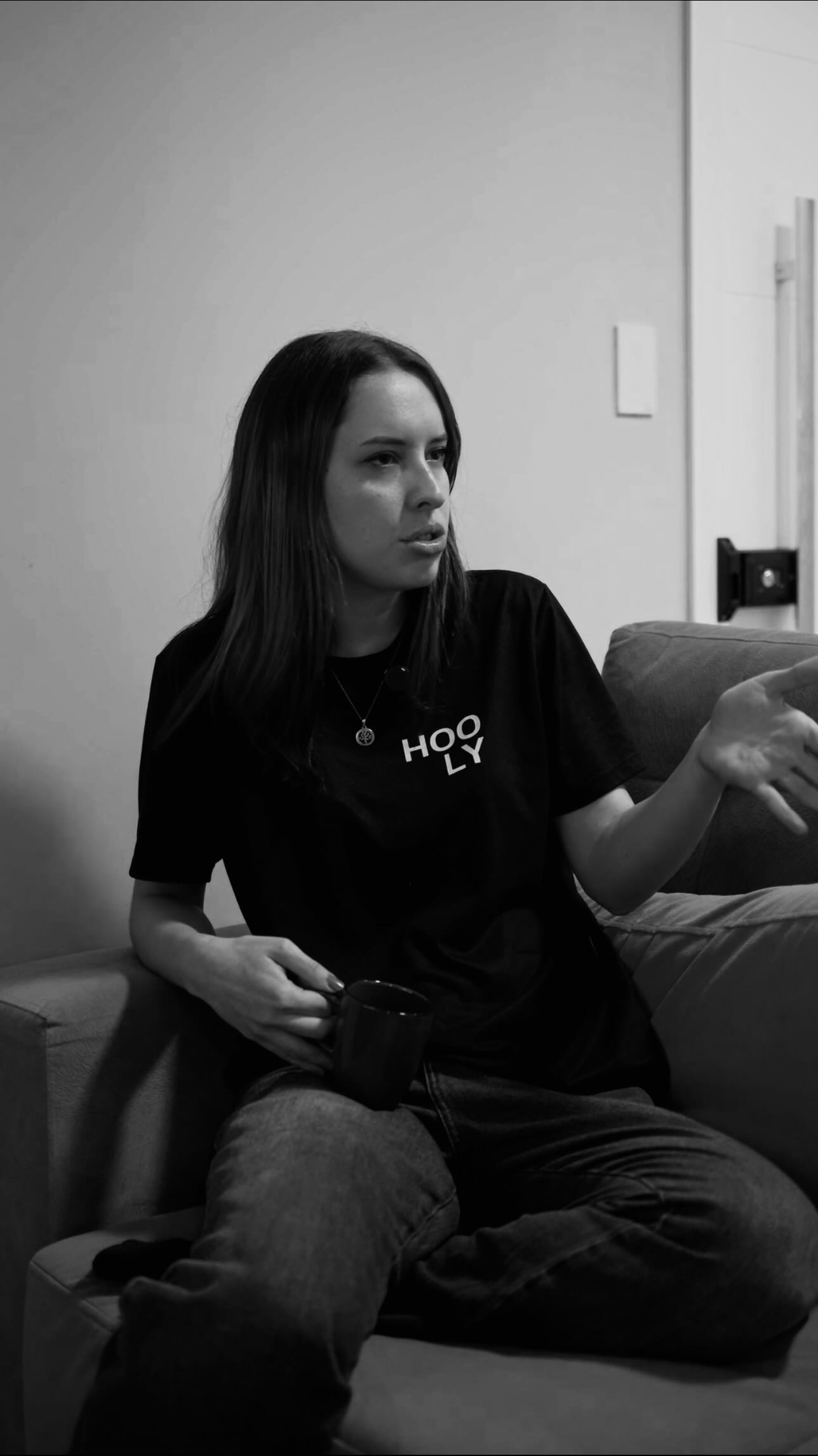 Algumas marcas passam e somem da memória. Outras ficam com você para sempre.
A diferença? Storytelling.
Quando uma marca conta histórias que tocam, ela cria conexão real. Não é só mostrar um produto, é mostrar o que ele significa na vida das pessoas.
Na Hooly, transformamos informação em experiência — e marcas em referência.
🎦 Comercial de Natal Edeka (YouTube)
#Hooly #StorytellingQueConecta #EstúdioCriativo #BrandingAudiovisual #ConteúdoEstratégico