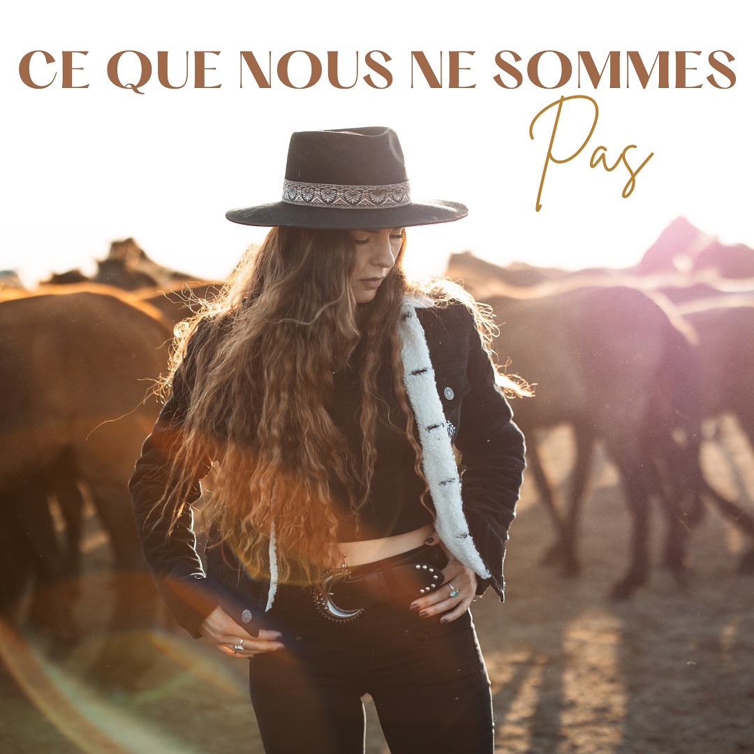 Casser les codes ⚡️
Rien à faire des tendances, on crée parce que ça nous parle, parce que ça nous habite.
Parce que pour nous, c’est une façon d’exister et qu’on en a VRAIMENT besoin.
On n’a pas de collection toutes les deux semaines,
pas de planning marketing millimétré.
On avance à l’instinct, avec le cœur, avec nos mains, avec nos erreurs aussi 🫠
On teste, on doute, on recommence 💪
Ce qu’on cherche, n’est pas à plaire à tout le monde mais à être vrais et à notre juste place 🪶
À faire des choses qui durent, qui ont du sens,
qui traversent le temps sans perdre leur âme.
Parce qu’ici, tout part de là : de l’envie de créer du vrai,
pas du parfait.
Imaginer et fabriquer autrement,montrer qu’on peut encore produire avec sincérité, avec respect pour le geste et les matières.
On ne suit pas les tendances.
On suit ce qui sonne juste, et c’est sûrement ce qui fait la différence et nous a emmené si loin à vos côtés 🫶
#brand #imagedemarque #authentique #smallbusinessbranding