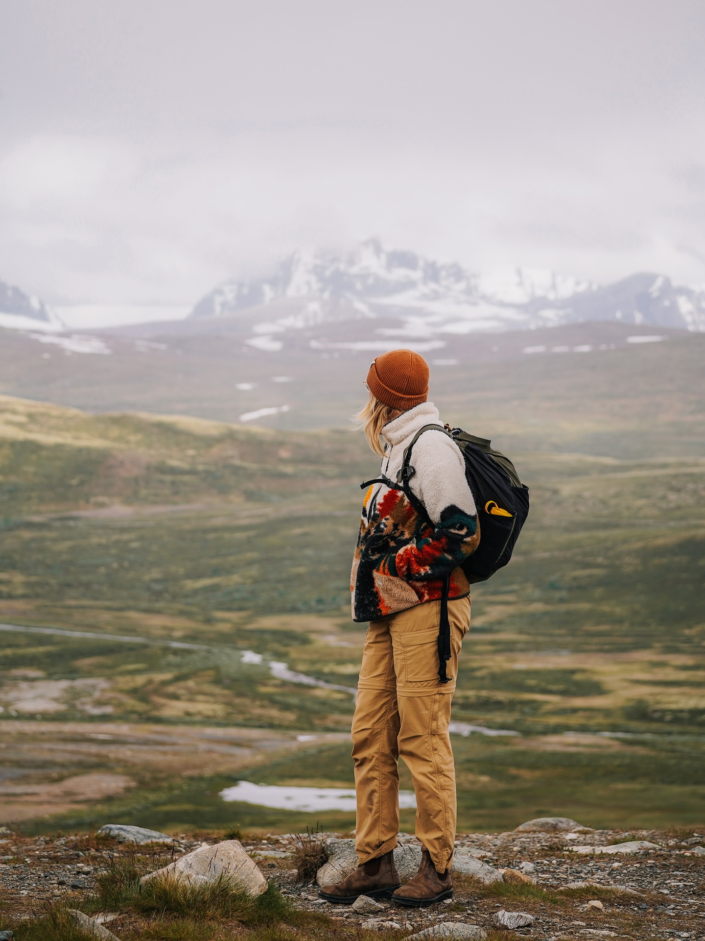 In Norwegen regnet es oft – zumindest immer dann, wenn wir dort sind. 😂
Auch auf unserem letzten Sommertrip hatten wir wieder das goldene Los gezogen: fast jeden Tag Regen! 🌧️
Aber hey – zum Glück gibt es Orte, die selbst bei Regenwetter magisch sind.
Einer davon ist der Snøhetta Viewpoint am Dovrefjell-Sunndalsfjella-Nationalpark.
Von dort habt ihr einen atemberaubenden Blick auf den Berg Snøhetta, den höchsten Gipfel des Dovrefjell. 🏔️
Mit etwas Glück könnt ihr sogar Moschusochsen oder Rentiere beobachten – ein echtes Highlight in freier Wildbahn! 🦌🐃
Und das Beste: In der modernen Aussichtshütte mit riesigem Panoramafenster und warmen Kaminfeuer lässt es sich auch bei Regen wunderbar aushalten. Perfekt, um einfach mal innezuhalten und die Ruhe der norwegischen Natur zu genießen.
Wir hätten dort Stunden bleiben können und einfach die Aussicht genießen können, tatsächlich hörte es dann aber auf zu regnen und wanderten tiefer in den National Park. Was wir dort erlebt haben gibt es im nächsten Post. ☺️
📍 Ort: Hjerkinn, Dovrefjell, Norwegen
🥾Vom Parkplatz „Tverrfjellet“ führt ein 1,5 km langer Weg zum Viewpoint – leicht zu gehen und absolut lohnenswert!
Was macht ihr wenn es auf Reisen tagelang regnet ?
#norwegenurlaub #norwegenreise #norwaytravel #reisetipps