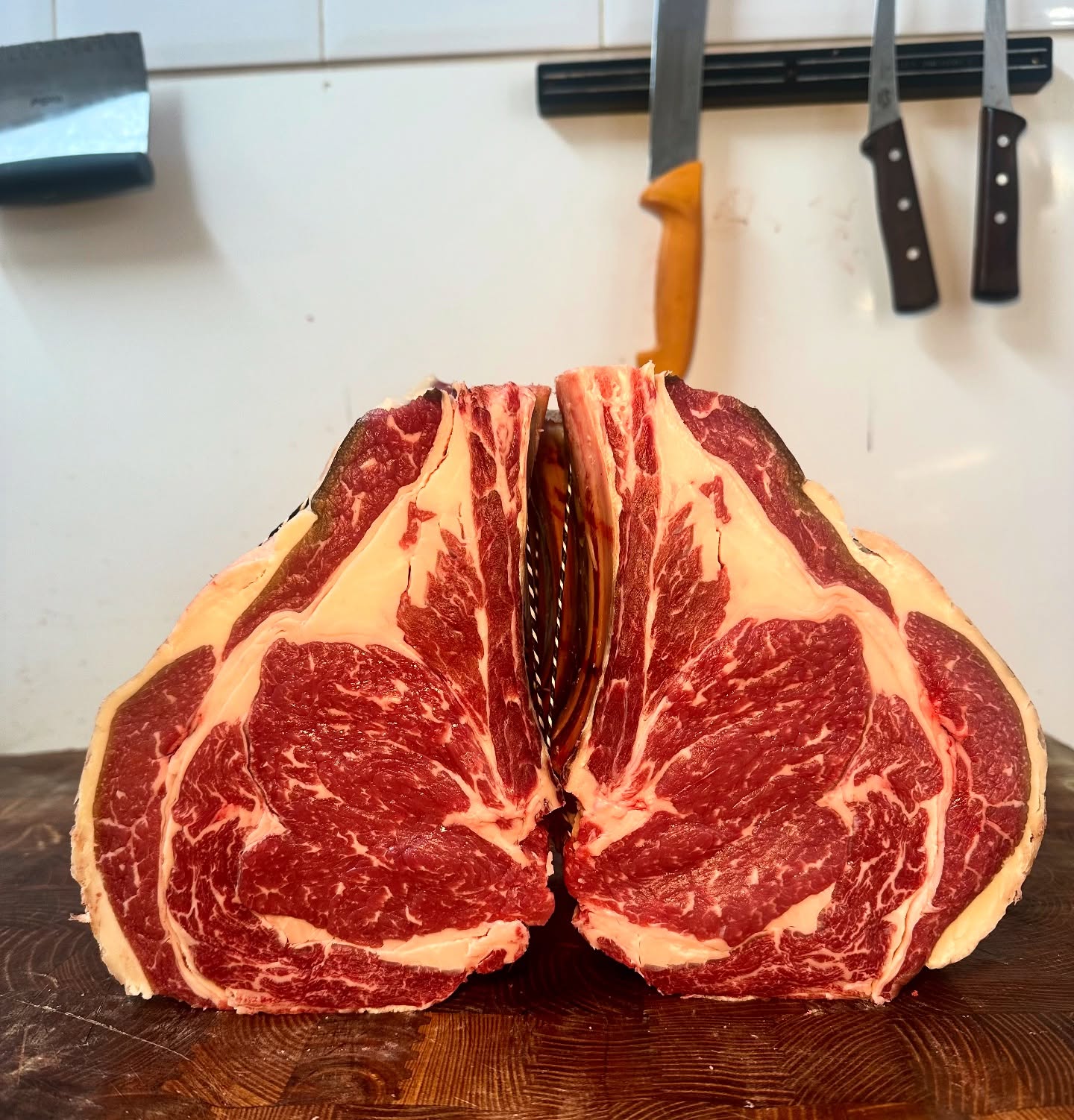 The perfect roast doesn’t exi- oh wait, yes it does 😮💨
Our 45 Day Dry Aged Rib of Beef for the perfect roast 🥩
Come and get it tomorrow for the weekend!
#foodies #roast #meatlovers #steak #ribofbeef #agedbeef #sundayroast #stayhungrywokingham #steakdinner