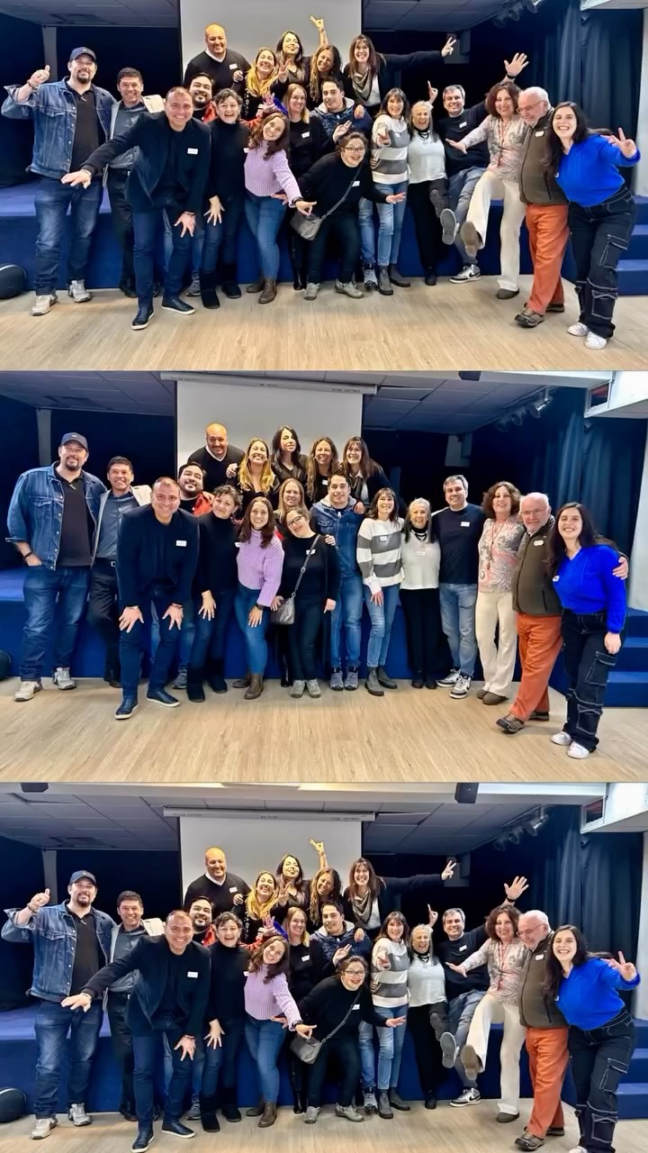 😊 Celebramos uno de los hitos más importantes del PFC! El Taller de Aplicación marca un antes y un después en el camino formativo de nuestros alumnos y alumnas.
Es el momento en que, desde su ser aprendices, se atreven a dar un paso al frente para poner al servicio de una sala las distinciones ontológicas que han ido incorporando durante el programa.
🙌🏻 Es una instancia clave dentro de la metodología formativa del PFC, donde los alumnos pasan del aprendizaje a la acción. Se desafían, crean experiencias e inspiran, habitando por primera vez el rol del coach: no desde el saber, sino desde la escucha, la curiosidad y el servicio.
🎓 Nuestra metodología integra la experiencia vivencial con un enfoque riguroso y estructurado, uniendo teoría, práctica y reflexión. Así, los alumnos aprenden a sostener procesos reales con presencia, ética y responsabilidad profesional.
🌀 El Taller de Aplicación encarna la esencia del Aprendizaje Circular que nos caracteriza: los alumnos aprenden de la experiencia, del grupo, de la sala y de sí mismos.
Fue una jornada intensa, llena de movimiento, colaboración y crecimiento 💛 Una oportunidad para desplegar competencias y consolidar su identidad como futuros coaches 🚀.
Verlos en acción nos llena de orgullo y nos recuerda por qué hacemos lo que hacemos! En EH Formación creemos que el aprendizaje más valioso ocurre cuando la experiencia se vuelve maestra y el conocimiento se encarna en la práctica.
#PFC2025
#FormaciónDeCoaches
#AprendizajeCircular
#CoachingOntológico