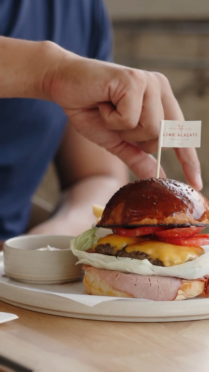 Love story w/🍔
📍Lime Burger • Alaçatı
