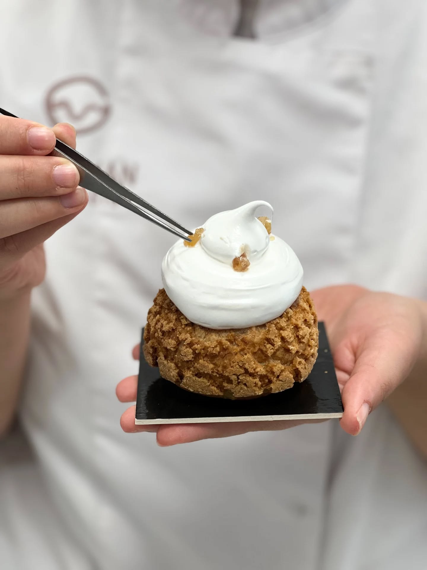 Le chou Mont Blanc
Sous son nuage de meringue italienne se cachent une crÚme vanillée, une crÚme et pùte de marron, et quelques brisures de marron glacé pour la touche fondante et réconfortante.
Un classique dâhiver revisitĂ© tout en douceur a dĂ©couvrir chez Jonathan Le patissier
đ Jonathan Le PĂątissier â 14 avenue MarĂ©chal foch Nice
đž @k_rolight_food