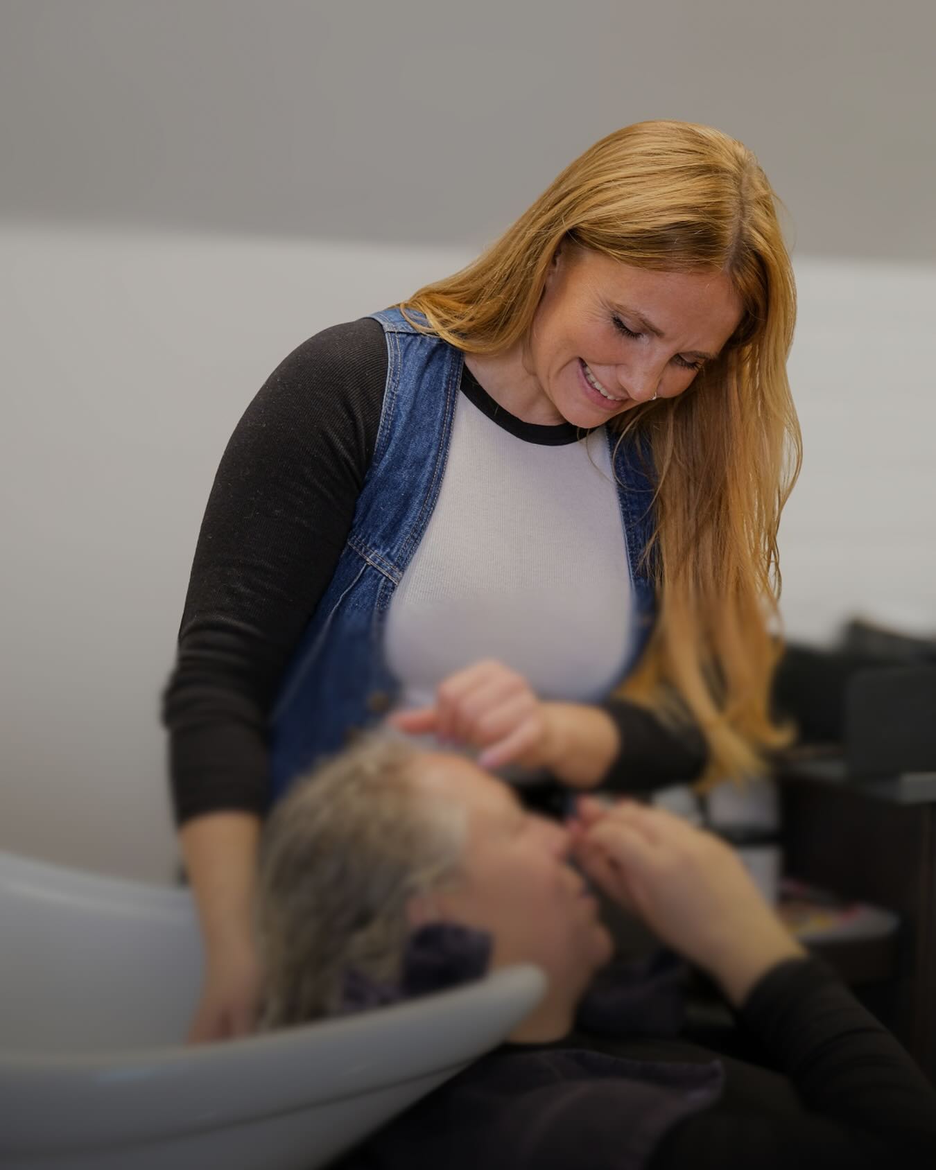 Vår frisör Ida är snart tillbaka! 💇🏽♀️
I december börjar hon jobba igen några dagar i veckan – och tiderna går fort, så passa på att boka redan nu. Vi längtar efter att ha henne i salongen igen! 🖤
Vi på Villa Ed
Inredningsbutik @villaedinredning
Klädbutik @villaed_by_glozzy
Café & Bistro @cafevillaed
Frisörer @villaed.frisorerna
Injektionsbehandlare @beautylin.se
Kroppsvård & Massage @lindaholtzkroppsvard
Inemotion Psykologi @inemotionpsykologi
Keramik @lerkallan
Skulpturskogen Villa Ed