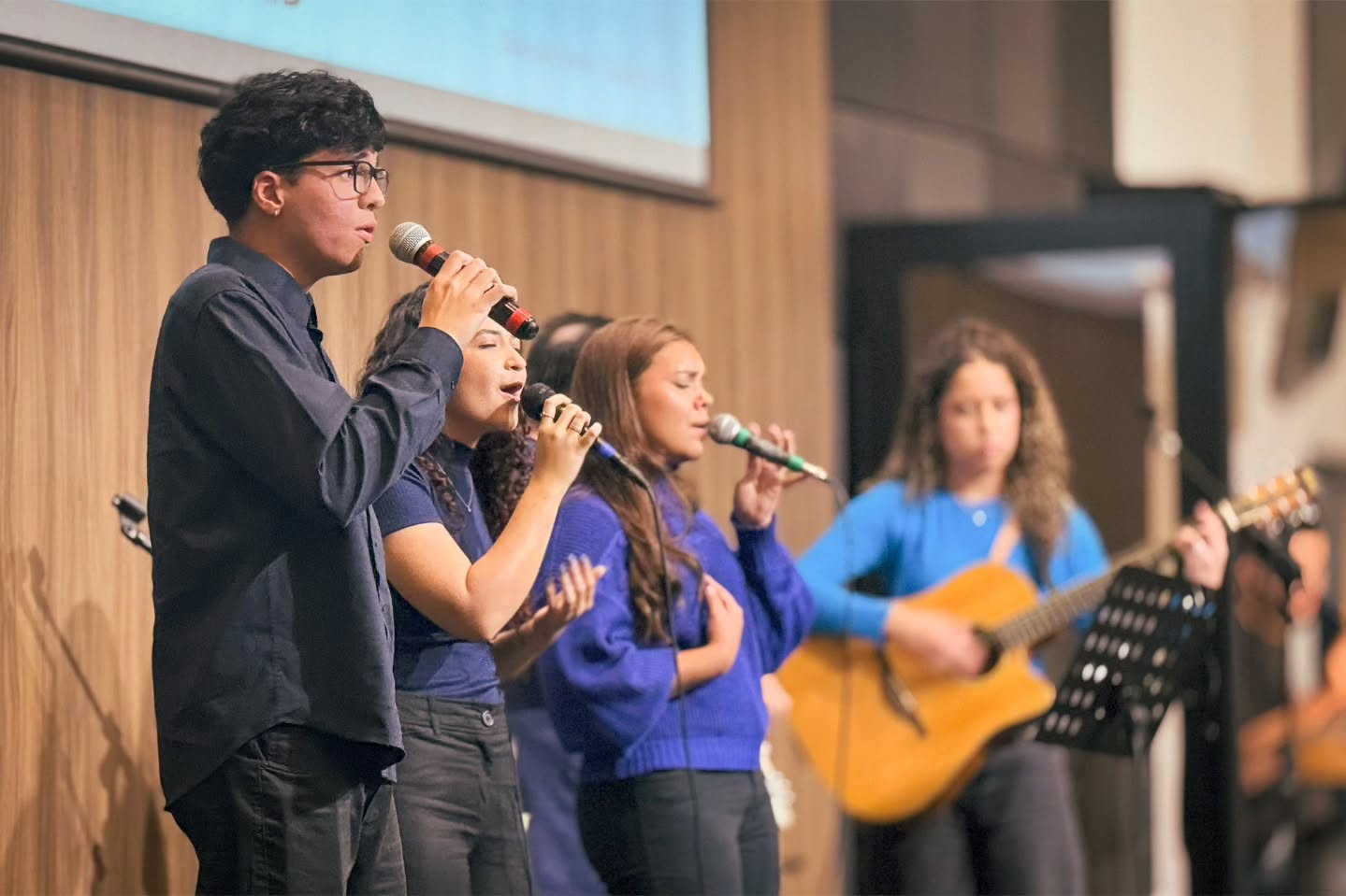 E esse #TBT de respeito??? 👀
Já fez 1 mês dessa programação incrível em Indaiatuba, relembre um pouco dos momentos mais marcantes com a gente!!
Como é bom ver jovens usando seus dons para louvar ao Senhor!! A Ele toda glória, para sempre, amém!!
#FEMPRID #ump #mocidade #presbiteriana #jovens #cristaos #fefump2025 #ipb