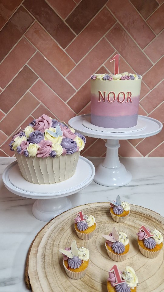 Alle gekheid op een stokje...
Social media maakt toch dat je gauw perspectief verliest. Soms voelt het alsof "niemand" mijn lekkers voorbij ziet komen als ik "maar" 500 views heb gekregen op een filmpje.. Maar eerlijk is eerlijk: dat zijn natuurlijk hartstikke veel mensen!
En die zijn allemaal geïnteresseerd in wat ik doe 🥹.
Dat besef bekroop mij vandaag toen ik (alweer) de vraag kreeg of en wanneer mijn sinterklaas assortiment online gaat! #dankbaar
Omdat het eerst nog Halloween moet worden ga ik heel eigenwijs nog lekker geen dingen over sint en kerst online zetten 🤭.
Wat ik al wel kan verklappen is dat het Suikertijd Sint lekkers bijna online gaat. Vol verwachting klopt ons hart, maar nog even geduld 😉😉
#suikertijd #cupcakes #brownies #cupcakebar #taartopmaat #sinterklaas #sinterklaascupcakes #Oldenzaal #losser #Enschede #almelo