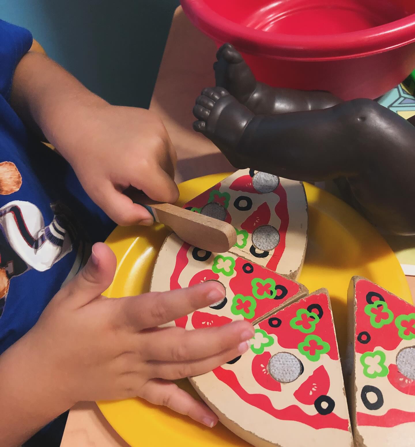 In attesa di quella vera noi cuciniamo e tagliamo una bella pizza!🍕
#simbolico #giocosimbolico #nidodinfanzia