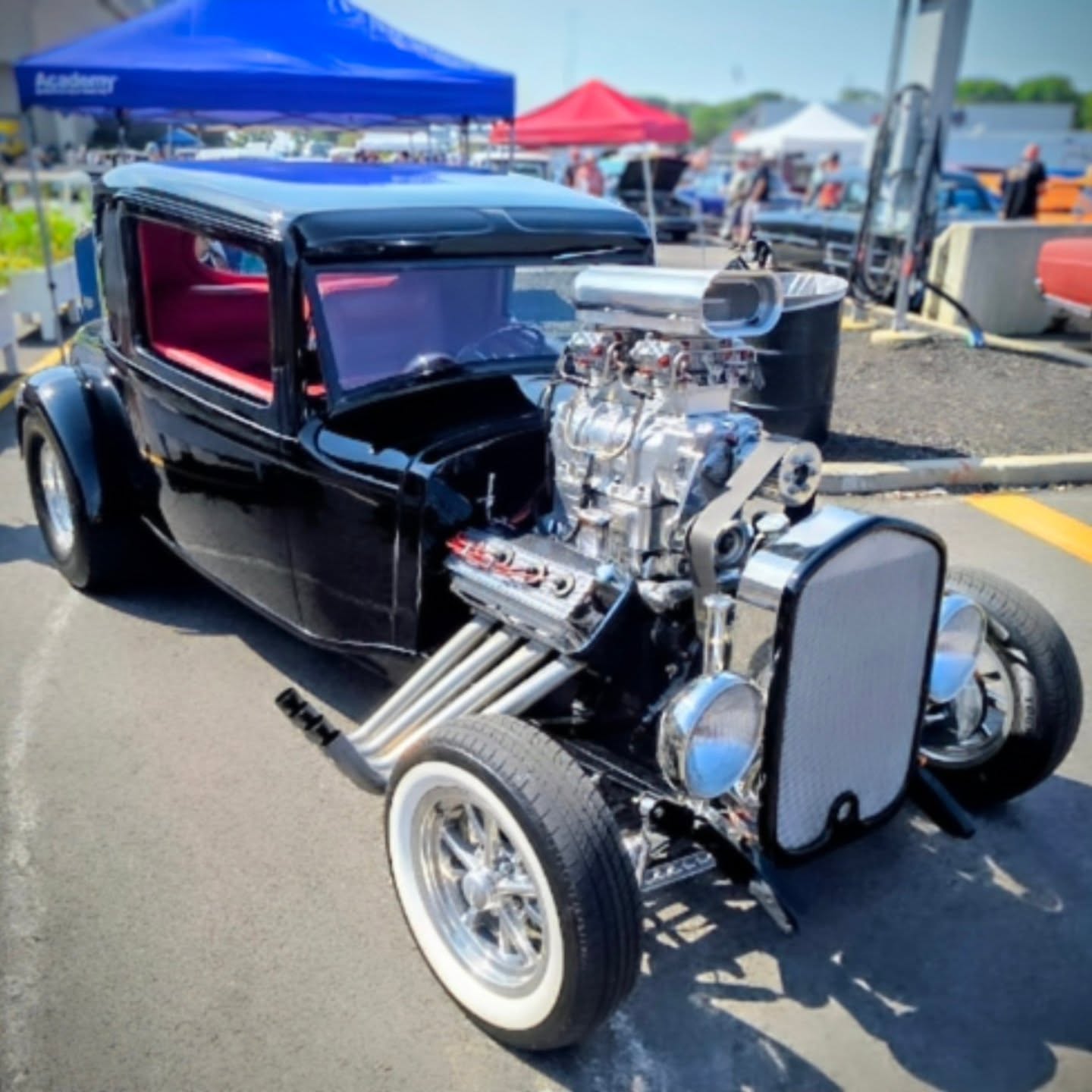 Check out this crazy cool hot rod! The blower setup is a total showstopper â look at all that polished chrome glistening under the sun. Old-school vibes with mean modern muscle. If horsepower and style are your thing, this beast is impossible to ignore. #NSRA #Louisville #Cartucky #BlownHotRod #ChromeDreams