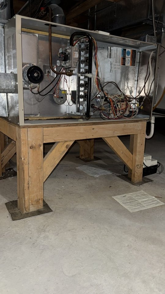 Replacing old furnace with new heat pump in crawlspace.
#Gree #hvac #hvacinstall #heatpump #heatingandairconditioning #hvactechnician