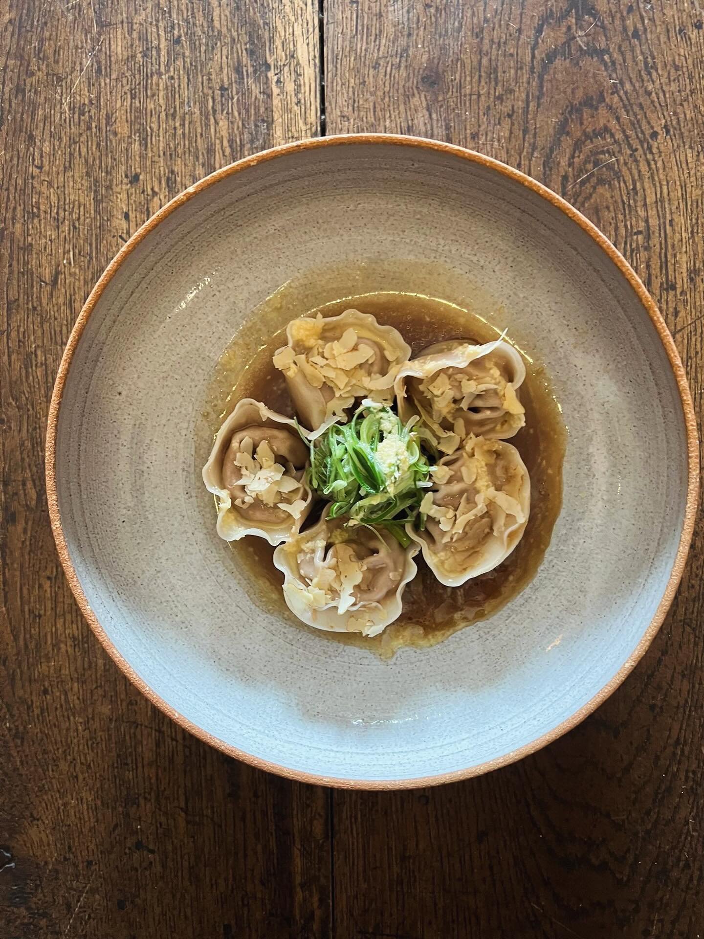 Wenn’s kalt wird genau richtig, neu auf der Karte: Gyoza mit Zwiebelgewächse, Ingwer & Walnuss 👌🤩