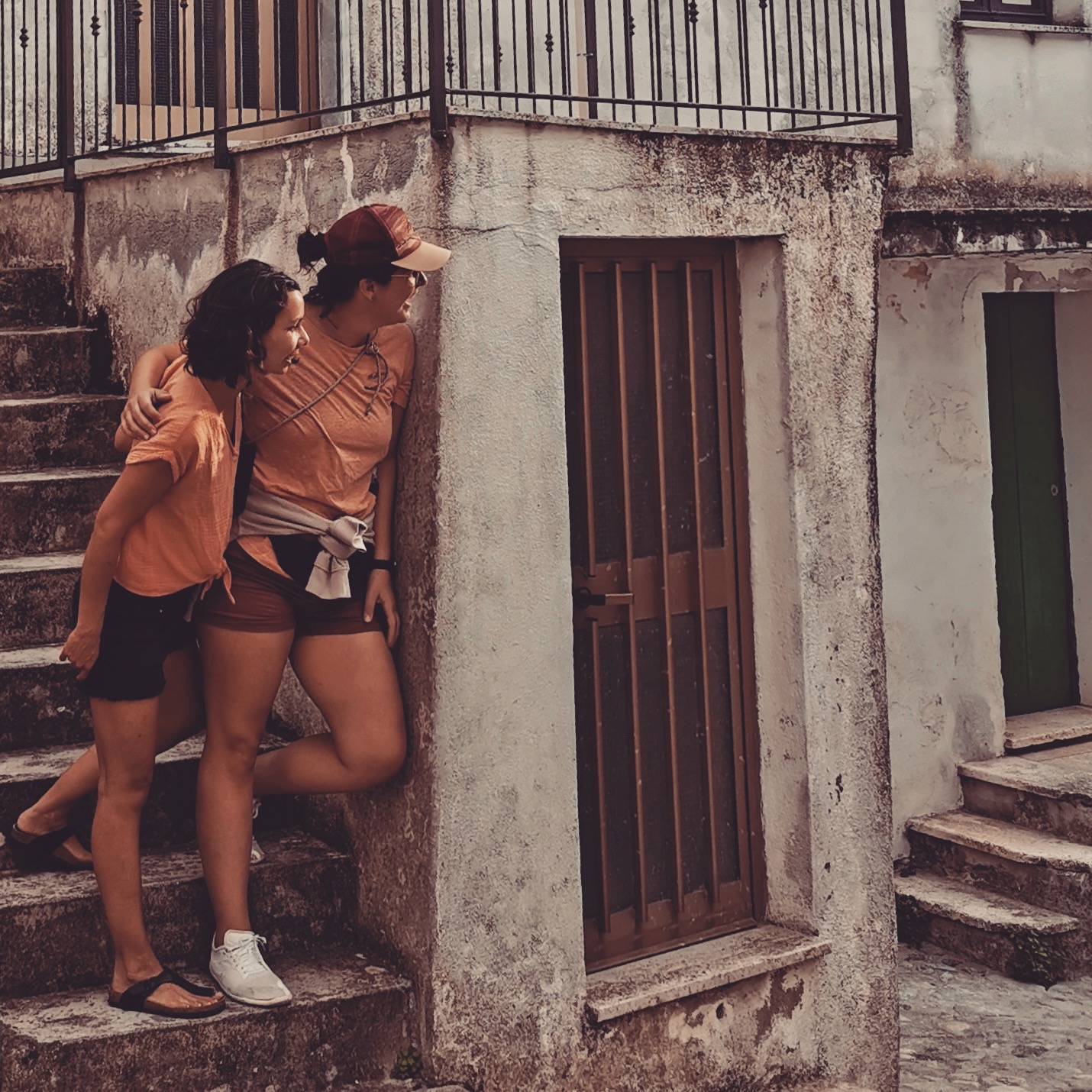 Tiefe statt Oberfläche: Freundschaft durch neurodivergente Augen.
Freundschaft bedeutet laut Duden: ein auf gegenseitiger Zuneigung beruhendes Verhältnis von Menschen zueinander. 💛
Doch was, wenn Zuneigung für dich anders aussieht als für die meisten?
Für neurodivergente Menschen ist Verbindung keine Frage von „richtig“ oder „falsch“, sondern von Echtheit. Tiefe statt Smalltalk, Verständnis statt Anpassung – so sieht Freundschaft aus, wenn sie authentisch sein darf.
Viele Freundschaften folgen ungeschriebenen Regeln. Doch wenn Smalltalk, ständige Erreichbarkeit oder unausgesprochene Erwartungen eher Energie rauben als schenken ⚡, fühlt sich „Freundschaft“ schnell kompliziert an.
Neurodivergente Menschen erleben Freundschaft oft anders – tief, intensiv, manchmal chaotisch oder überraschend. Es geht nicht darum, „normal“ zu sein, sondern Verbindungen zu finden, die wirklich passen.
✨ Freundschaft aus neurodivergenter Perspektive:
Tiefe statt Oberfläche: Smalltalk kann anstrengend sein – echte Gespräche geben Energie.
Ressourcen schützen: Beziehungen, die zu viel fordern, werden oft gemieden.
Akzeptanz statt Anpassung: Freundschaft heißt, sich nicht verstellen zu müssen.
Vertrauen & Sicherheit: entsteht, wenn du dich zeigen darfst, wie du bist.
Gut zu wissen:
Masking bedeutet, eigene neurodivergente Eigenschaften zu verstecken, um Erwartungen zu erfüllen. Viele tun das, um dazuzugehören – doch auf Dauer führt es zu Erschöpfung und dem Gefühl, nicht echt zu sein.
Eine echte Freundschaft beginnt, wenn Masking abnimmt und Raum für Echtheit entsteht. 🪞
Dafür braucht es Mut, Grenzen 🚧, Vertrauen 🤝 und Offenheit 💭. Tiefe Gespräche, gemeinsames Lachen und bewusste Momente 🗣️☕ machen Freundschaft lebendig – nicht Perfektion.
Denn wahre Verbindung entsteht dort, wo man sich versteht, ohne sich verstellen zu müssen. 🌱
#AuDHS #ADHSundAutismus #Neurodivergent #Neurodiversität #Autismus #ADHS #Neurodivers #NeurodiverseCommunity #AuDHSAlltag #neurodivergentdeutsch #mentalhealthawarenessmonth #freundschaft #verbindungstärken