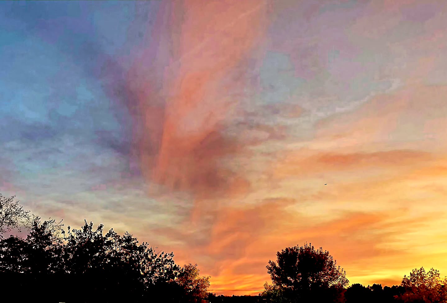 The creepy Augusta Hannaford aleays has the best sunsets. Either a dragon or angel was flying overhead here 🐲 Don't forget to look up at the sky...and enjoy the supermoon tonight!
#sunsetathannies #sunsetphotography #pastelinspo #warmestoctober #unexpectedbeauty