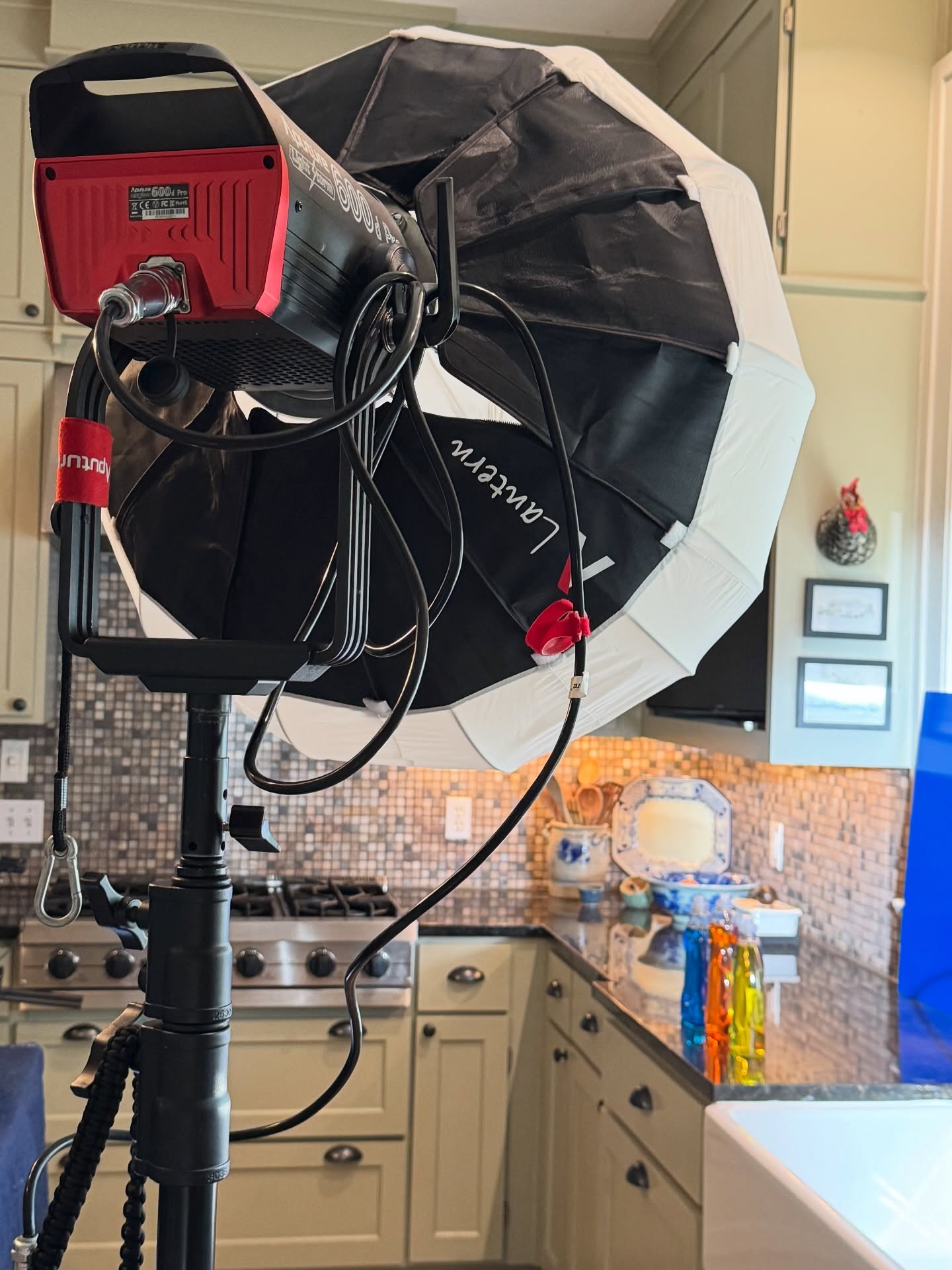 Hot lights! Hot sets! 🎥🎬📸