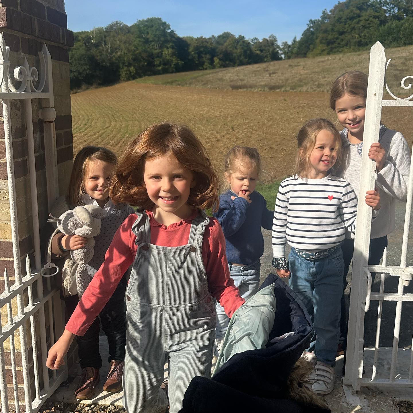 ☀️ JOURNÉE DE RENTRÉE DES FAMILLES
Fin septembre, des familles du club et du club de Versailles se sont retrouvées à Sainte Colombe, à la campagne, pour une Messe et un déjeuner familial !
✨Après le déjeuner et les jeux dehors, la maison a été bénie par notre prêtre, suivi de près par tous les enfants qui ont découvert ce beau rite !
👉 Bientôt plus de nouvelles sur nos activités familles de l’année !