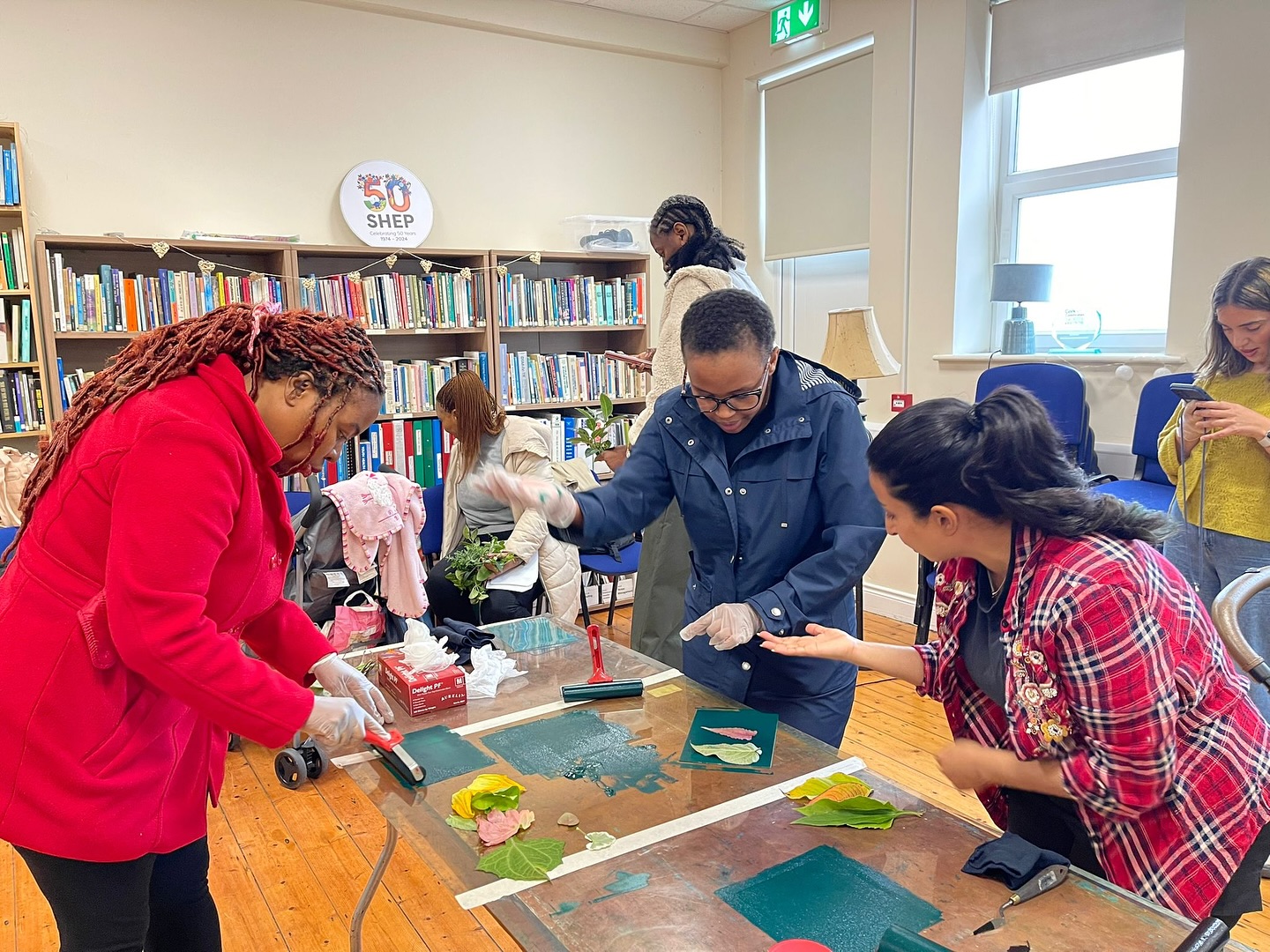 🌿✨ A wonderful day in the garden with Cork Printmakers — creating art in a beautiful, inspiring environment! 🎨💚
We enjoyed connecting with nature, using flowers and tree leaves to make creative prints, and sharing ideas in a peaceful, green space. 🍃🌸
It’s amazing how art and nature come together to inspire creativity and community. 🌼🤝
#CorkPrintmakers #CreativeCommunity #ArtInNature #Sustainability #Cork #GardenArt