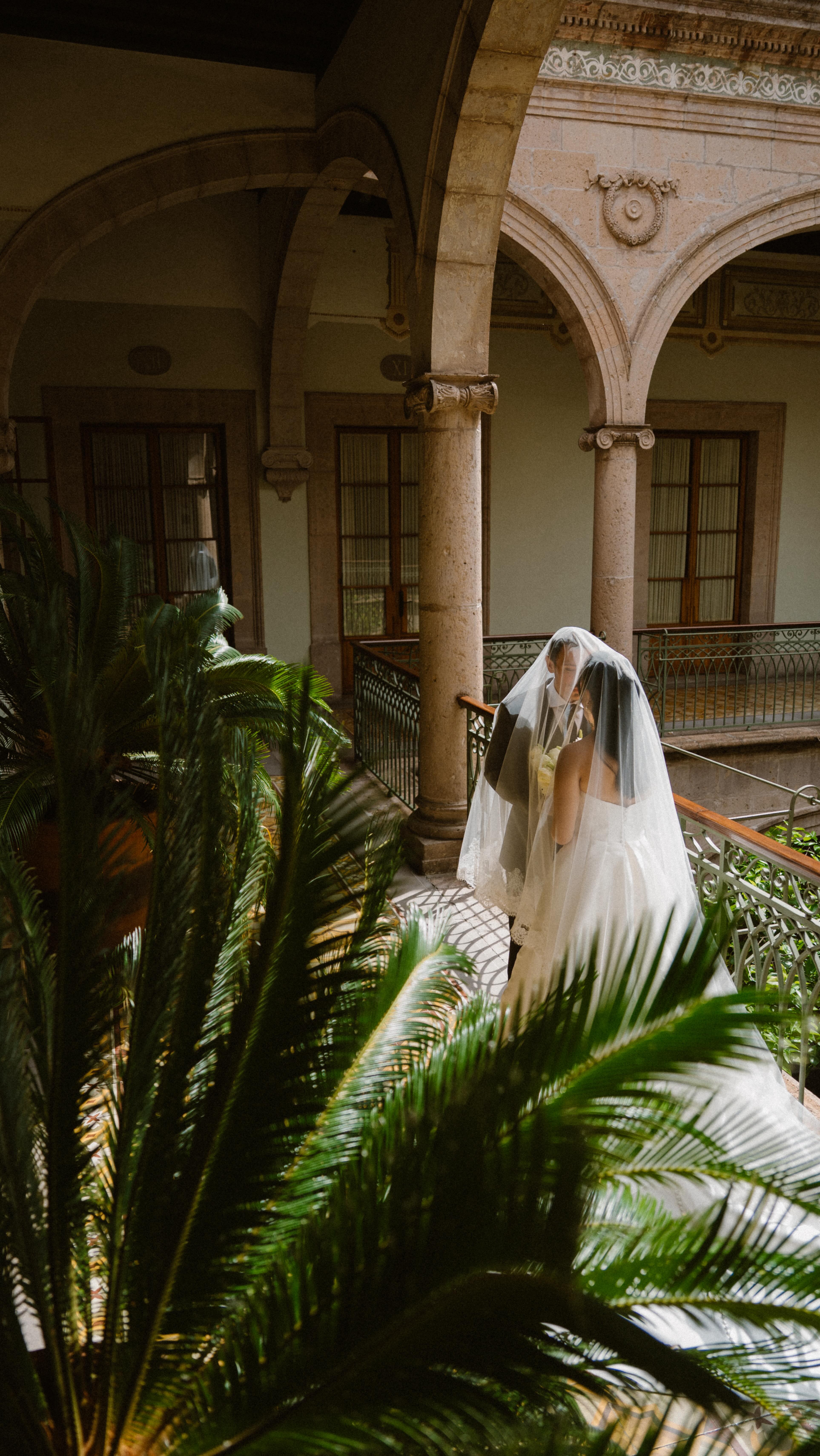 Hoy me tocó estar detrás y delante de cámara.
Mientras dirijo a esta hermosa pareja en su sesión de boda, mis lentes Meta capturan cada detalle de mi proceso creativo: cómo conecto, cómo guío, cómo cuento una historia a través de la fotografía.
Esta herramienta se ha convertido en una extensión de mi mirada, y gracias a ella puedo mostrarles cómo se vive realmente una sesión de bodas conmigo: la emoción, la dirección y la energía detrás de cada disparo.
Si eres fotógrafo, esto es una invitación a compartir tu proceso, a mostrar tu arte desde adentro.
Fotógrafo de bodas en Querétaro
#FotógrafoDeBodas #WeddingPhotographer #BehindTheScenes #DetrásDeCámaras #FotografíaDeBodas #BodaQuerétaro #BodaEnDestino #ContentCreator #MetaGlasses #WeddingContent #FotógrafosMéxico #DirecciónFotográfica #FotografíaDocumental #StorytellingVisual #BehindTheLens #FotógrafoDeAmor