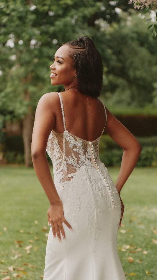 Every stitch tells a love story✨️👗 What do you think of this wedding dress?
#weddingdresses #wedding #dress #engaged #olivelli