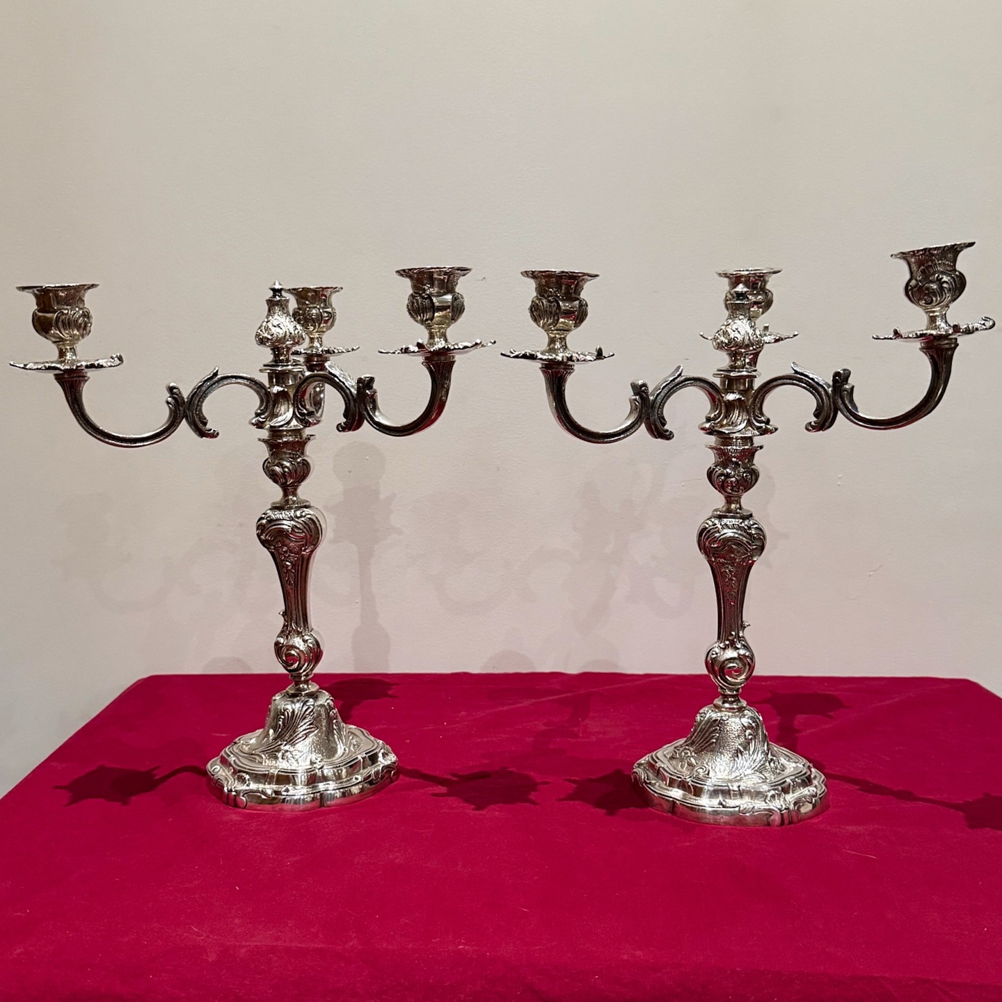 Paire de chandeliers XIXeme en bronze argenté .
Style Louis XV un joli décor floral.
3 bras de lumières , amovibles les chandeliers en bougeoirs .
Hauteur : 32,5 cm
Largeur entre 2 bras : 26,5 cm
Poids de la paire : 4kg 820
En superbe état,belle brillance .
🛒 prix et disponibilité dans la boutique en ligne lien dans la biographie.
#chandeliers #bougeoirs #candlestickpatterns #candlesticks #candles #décoration #antiquites #xix #misslittlebottle #elegance #dinerauxchandelles