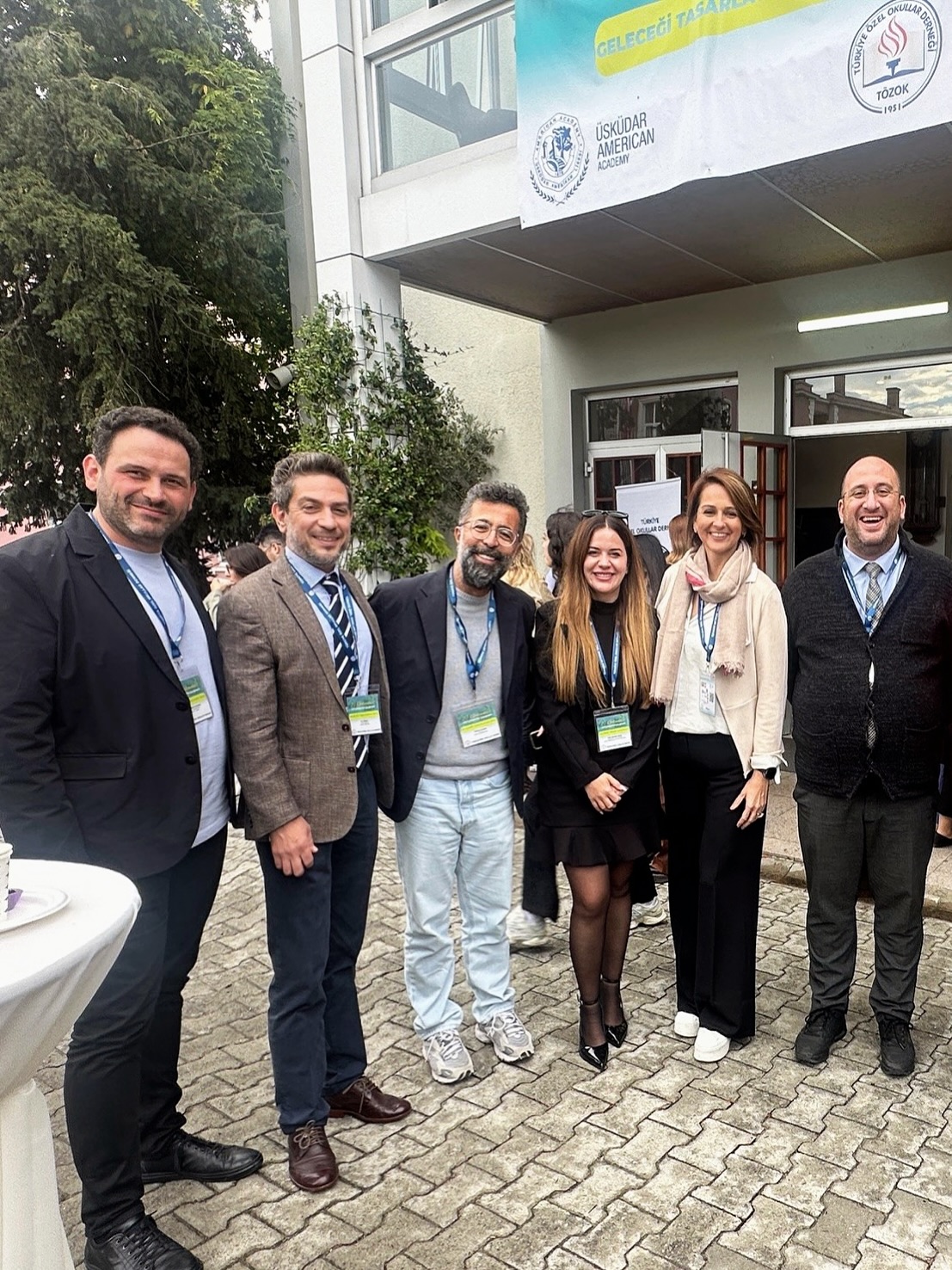 Türkiye Özel Okullar Derneği (TÖZOK) tarafından bu yıl 10. kez “Geleceği Tasarlayan Okul” temasıyla düzenlenen Ortaöğretim Çalıştayı’nda, “Eğitimde Dijital Dönüşüm ve Geleceğin Okulu” başlıklı konuşmamla eğitimcilerle bir araya gelmekten büyük mutluluk duydum. Eğitimdeki değişimden, öğrenmenin, öğretmenin ve okulun geleceğinden bahsederken Khan Academy’nin küresel deneyimini de aktarma şansı buldum.
Çalıştay, bir kareye sığmayacak kadar çok değerli eğitimciyi ağırladı; okul yöneticileri, öğretmenler ve konuşmacılar olarak hep birlikte deneyimlerimizi paylaştık, birbirimizden öğrendik ve geleceğin okulunu — hatta geleceği tasarlayan okulu — birlikte hayal ettik.
@tozok1951 Yönetim Kurulu’na ve emeği geçen tüm komisyon üyelerine, hem bu anlamlı etkinlik için, hem de benim de bir parçası olmamı sağladıkları için teşekkür ederim.
@khanacademyturkce #geleceğitasarlayanokul #eğitim #gelecek #okul #öğretmen #dijitaldönüşüm #yapayzela #eğitimdeyapayzeka #khanacademy #khanacademytürkçe #herşeyiöğrenebilirsin