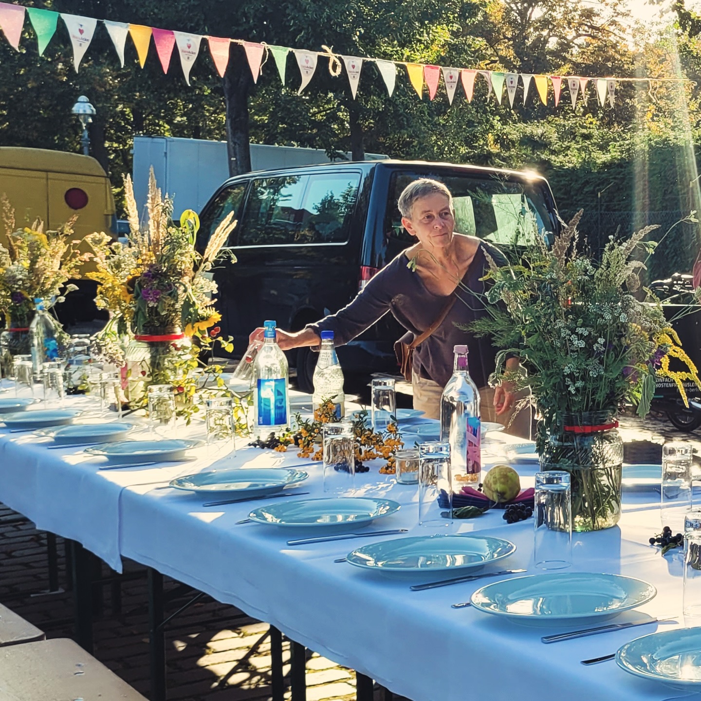 📸 Lange Tafel 2025 – was für ein Fest!
Altbekannte Gesichter, neue Nachbarinnen und Nachbarn, spontane Gäste – die Brockenstraße wurde am Parking Day und am World Clean Up Day wieder zur „langen Tafel“ voller Begegnung, gutem Essen und lebendiger Stimmung.
🍲 Menü aus den Ernteanteilen des Harzer Quartiers, kreativ zubereitet von @kokitchencatering
🎲 Spiel und Spaß für Kinder mit dem Spielmobil von @bwgt_ev .
♻️ Clean-Up mit Idyll ohne Müll @kulturlabor_trial_error
🙌 Viele selbstgemachte Leckereien wie Chutneys und Pestos von euch!
💪Aufbau und Deko vom HarzAcker-Team von @parzelle_x
Ein herzlichen Dank euch allen!
💐
Es ist jedes Mal beeindruckend, was möglich wird, wenn viele Menschen anpacken: eine sauberere Straße, ein schönerer Kiez und Begegnungen zwischen Nachbarinnen und Nachbarn, die sich sonst vielleicht nie getroffen hätten. Danke an alle, die mit ihrer Ernte, ihrer Kochkunst, ihrer Zeit oder ihrem Einsatz für Sauberkeit dazu beigetragen haben. 🌿✨
👉 Swipe für Eindrücke von der Tafel!
💬 Und jetzt zu dir: Wie hast du die Lange Tafel erlebt? Welcher Moment bleibt dir in Erinnerung? Hast du neue Nachbarinnen oder Nachbarn kennengelernt? Schreib es in die Kommentare oder teile deine Eindrücke in deinen Stories und markiere uns – wir reposten gern!
#HarzAcker #PflanzDeinKiez #HarzerKiez #CommunityGardening #UrbanGardeningBerlin #Stadtgrün #Gemeinschaftsgarten #Erntefreude #LangeTafel #Nachbarschaft #TeilenMachtFreude #KoKitchen #IdyllOhneMüll #TrialAndError #CleanUp #Kiezleben #Neukölln #Berlin @parzelle_x @harzerkiez
