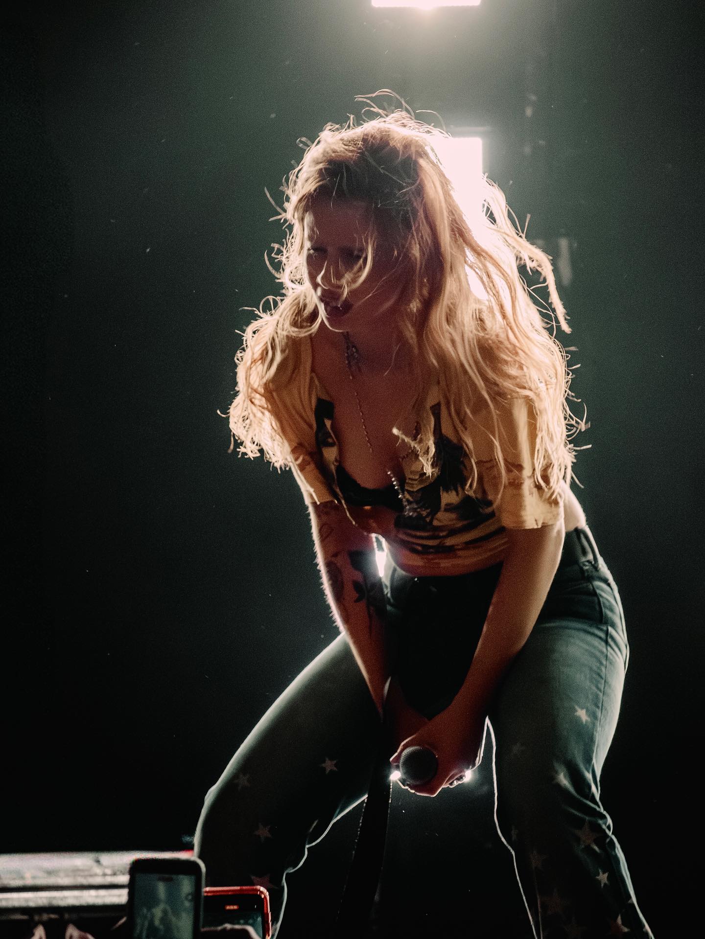 Indicada ao Grammy Latino, Carol Biazin (@carolbiazin) fez uma performance eletrizante para um Circo Voador lotado nesse sábado. 💛
Entre surpresa emocionante dos fãs e pedido especial na setlist, ela provou o porquê de ser uma das artistas mais influentes do pop atual brasileiro.
Confira a resenha + galeria completa de fotos no nosso site.
✍️ Carol Telles
📷 @carolmarins.jpg