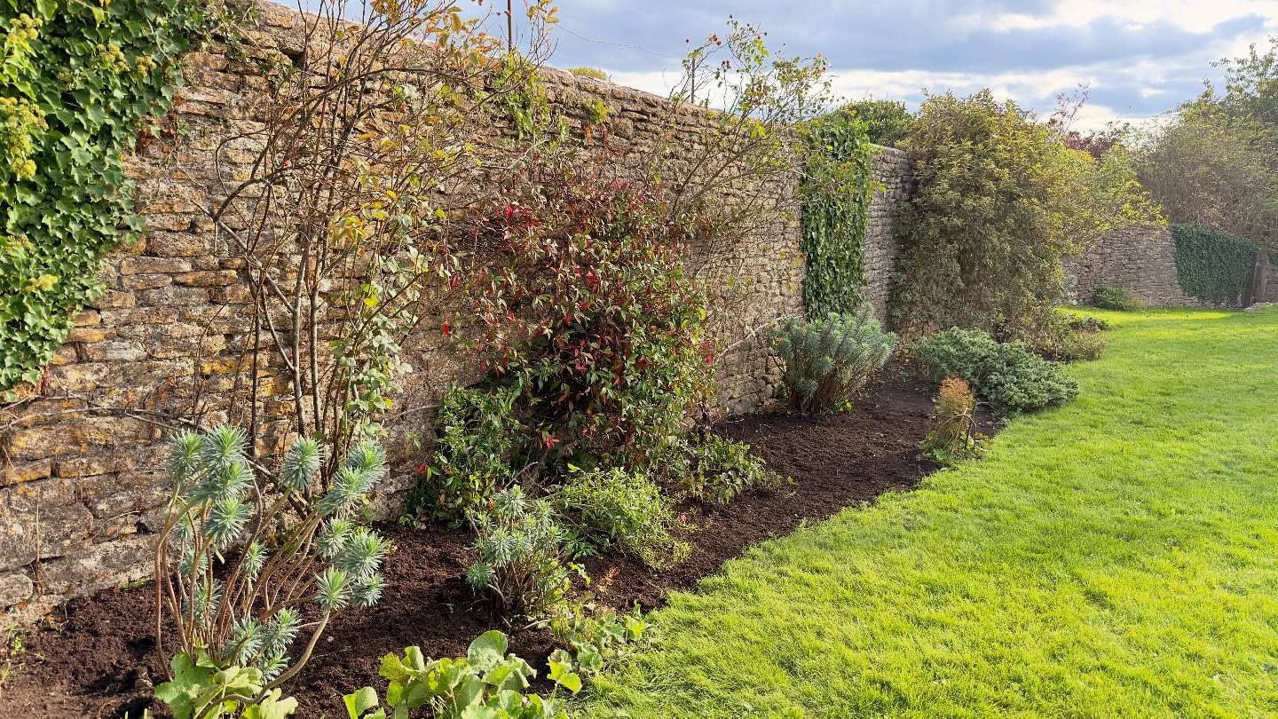 After & Before 📸⬆️
🌿 One of our clients today was getting this border in top shape - weeding, a nice cut back, and digging through the soil to prep it for bulb planting. 💪 Finished off with a fresh layer of topsoil to give it that clean, rich look 👌
Can’t wait to see those blooms come through in spring! 🌷🌼
👉 Check out the before — just swipe left!
#GardenCare #BorderPrep #Weeding #GardeningLife #BulbPlanting #GardenMakeover #SoilPrep #GardenMaintenance #GreenThumb #FreshBorders #GardenDesign #AutumnGardening #OutdoorSpaces #Landscaping #BeforeAndAfter #GardeningUK