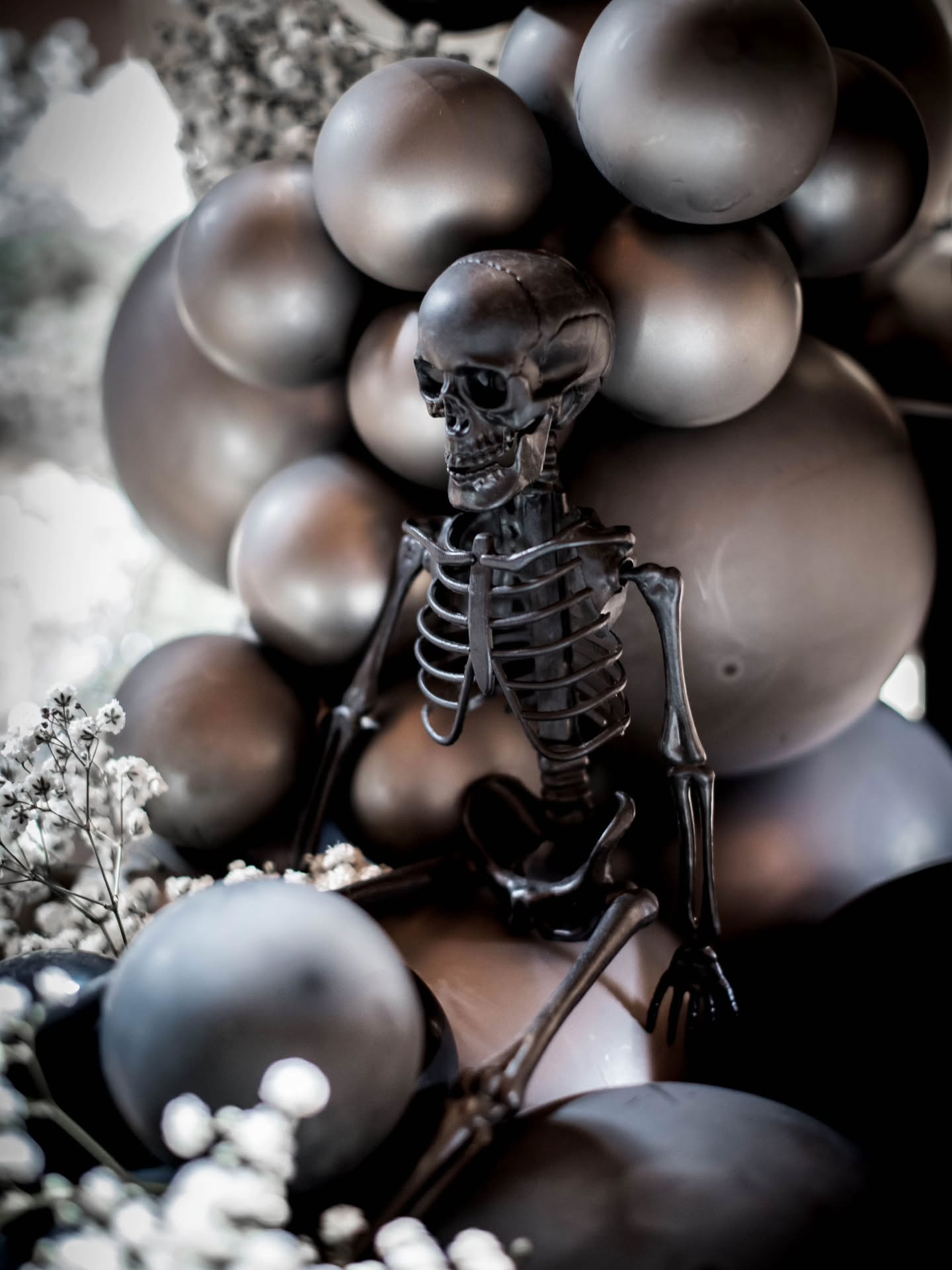 Oavsett om det gäller ett företagsevent, en temafest, ett halloweenfirande eller ett bröllop – är det detaljerna som binder samman allt och skapar den där magiska känslan. ✨
När färger, former och material samspelar uppstår en naturlig röd tråd som gör intrycket komplett.
Med vår expertis inom blommor, ballonger, dukning och eventstyling formar vi upplevelser som inte bara syns, utan känns. ✨️
Varför krångla till det, när du enkelt kan låta oss skapa ett oförglömligt event?
Kontakta oss idag 🥂
@concept.stories & @creativecelebrations_ab
Fotograf: @mialewellfotograf