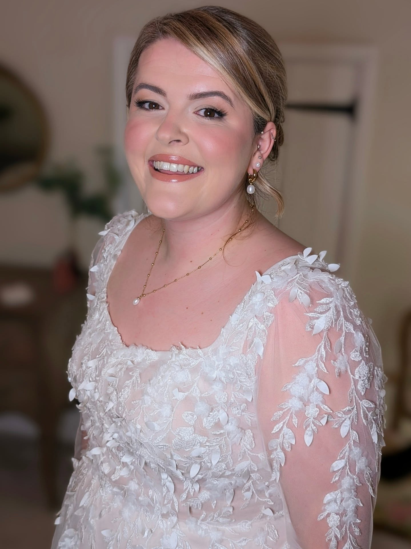 A stunning morning at @thehallbarns creating a timeless look for Jodie's wedding day.
It was an absolute honour to do the makeup for Jodie and her mum and sister, they all looked amazing.
Jodie's vision was a luminous, natural complexion with seamless coverage and perfectly placed lashes to accentuate her eyes. The result? I think you'll agree she looks incredible!!
Lovely to see @kimberley_h_photography
Hair - @levyhairdressing
Dress - @serendipitybrides
Flowers @therusticweddingcompany
#luxurybridalmakeup #bespokebridalmakeup #luxurywedding #thehallbarns #editorialbridalmakeup #luxurymakeupartist #fineartwedding #elegantwedding #timelessbride #couturebride #luxuryweddingmakeup #leicestershirebride #leicestershirewedding #midlandsbride #midlandswedding #bridalelegance #luxurybeauty #premiumbridal #exclusivewedding #refinedbeauty #bespokewedding #luxewedding #modernbride #luxurybridalbeauty #weddingcouture